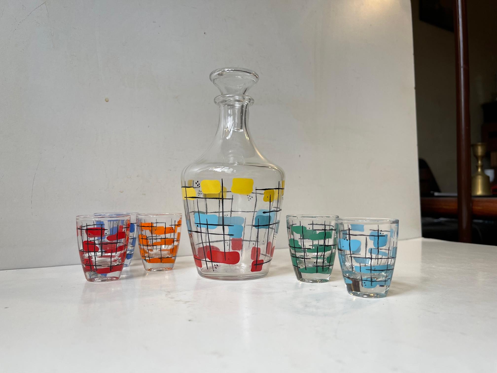 A French liquor set consisting of small decanter (0.4-0.5 l) and 5 matching glass. Transferprintet modernist motifs in diffrent colors. Imprinted France beneath the base of the decanter. Measurements: H: 18/5 cm Diameter: 11/4 cm.