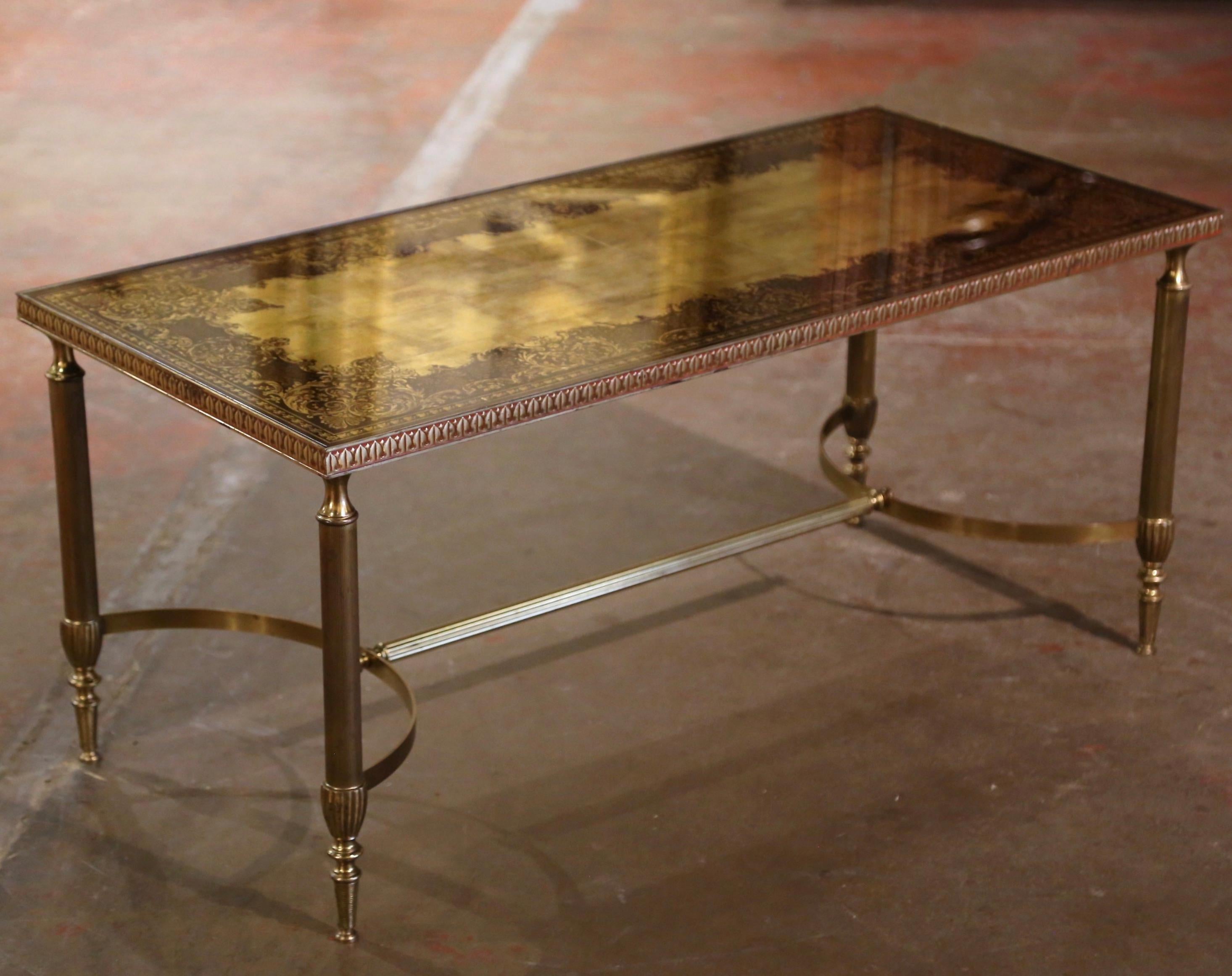 Laiton Table basse en laiton de la Maison Baguès du milieu du siècle avec plateau en verre églomisé en vente
