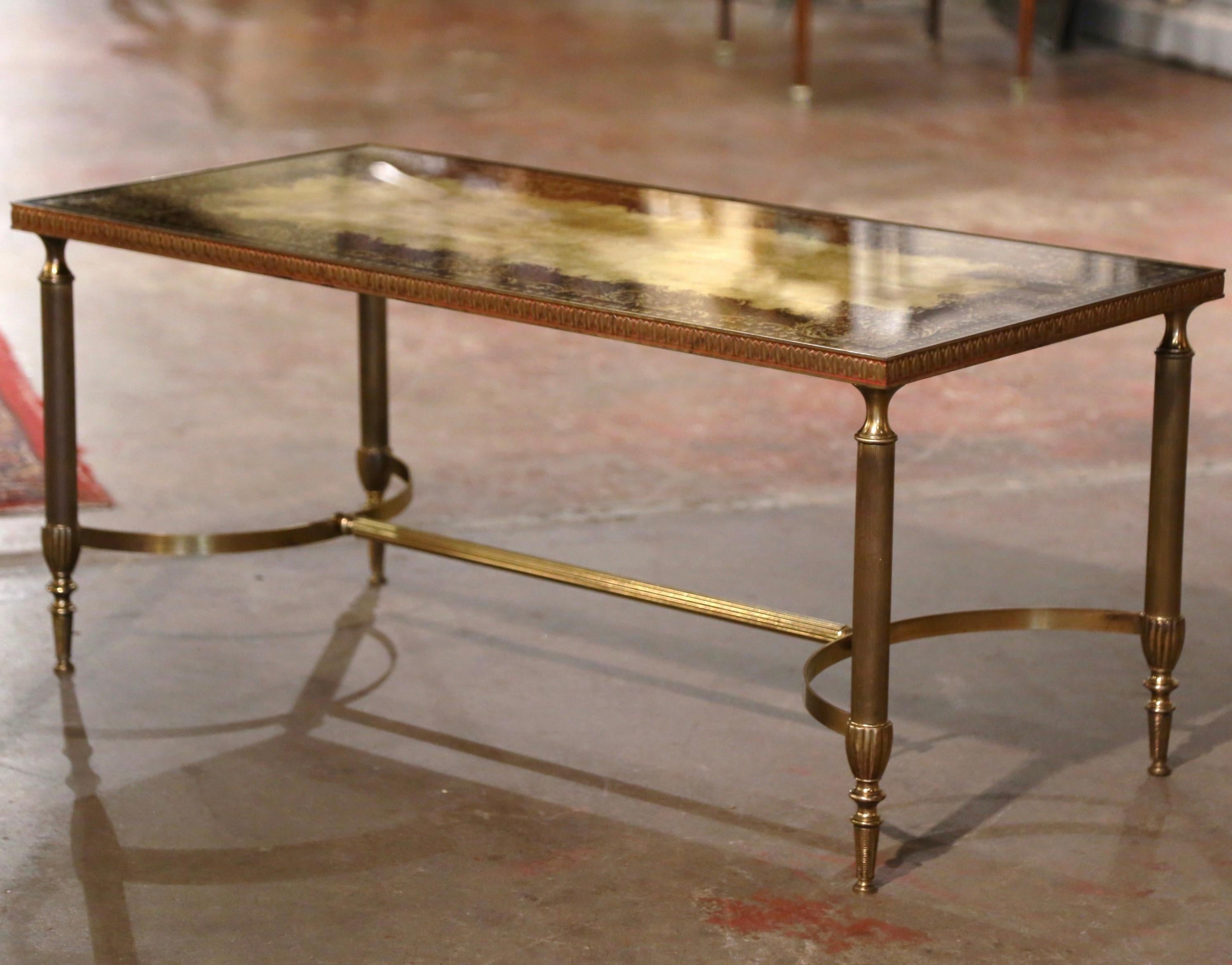 Table basse en laiton de la Maison Baguès du milieu du siècle avec plateau en verre églomisé en vente 1
