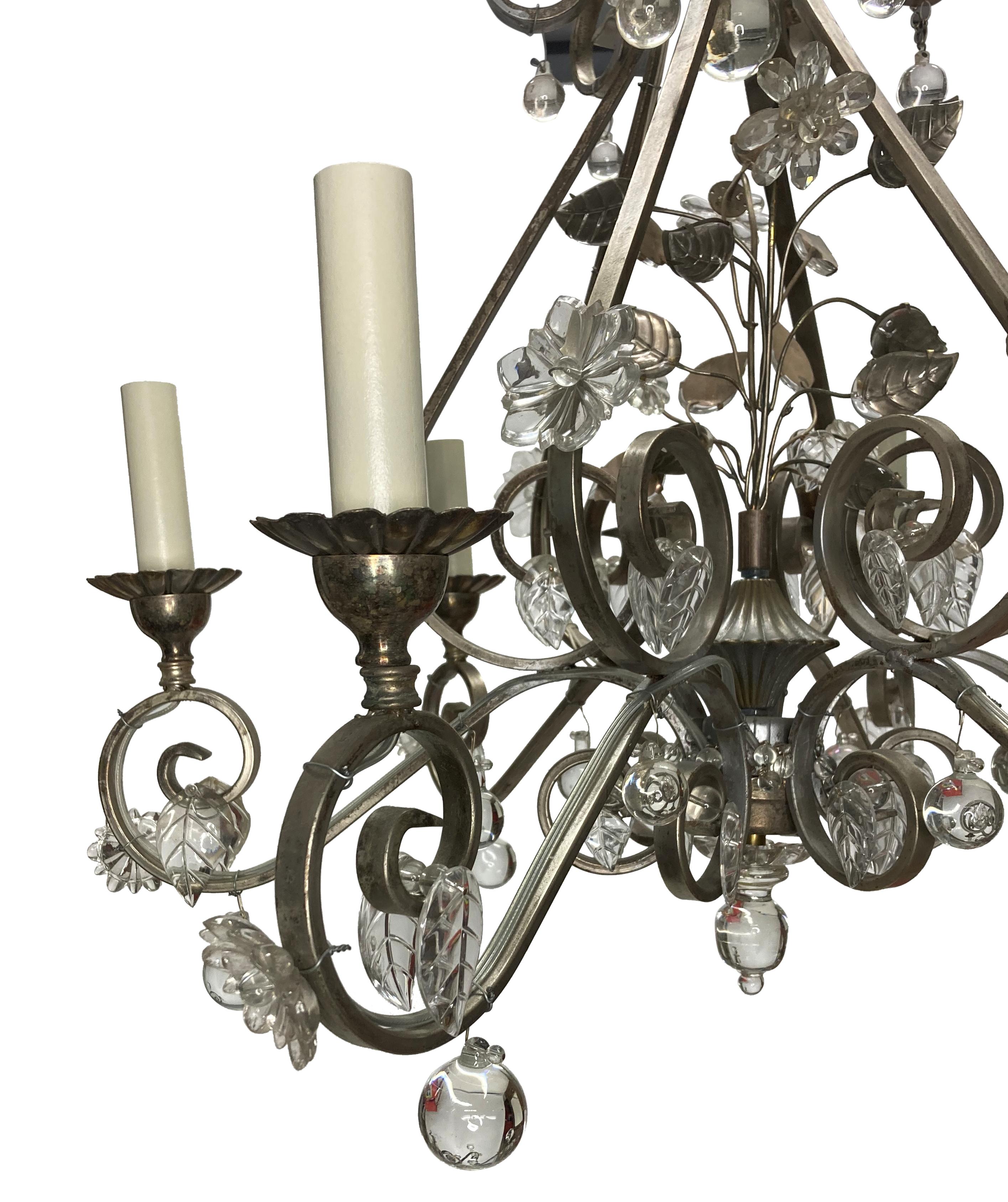 Lustre à six bras de lumière en métal argenté de style Maison Bagues, orné de fleurs et de feuilles de verre.