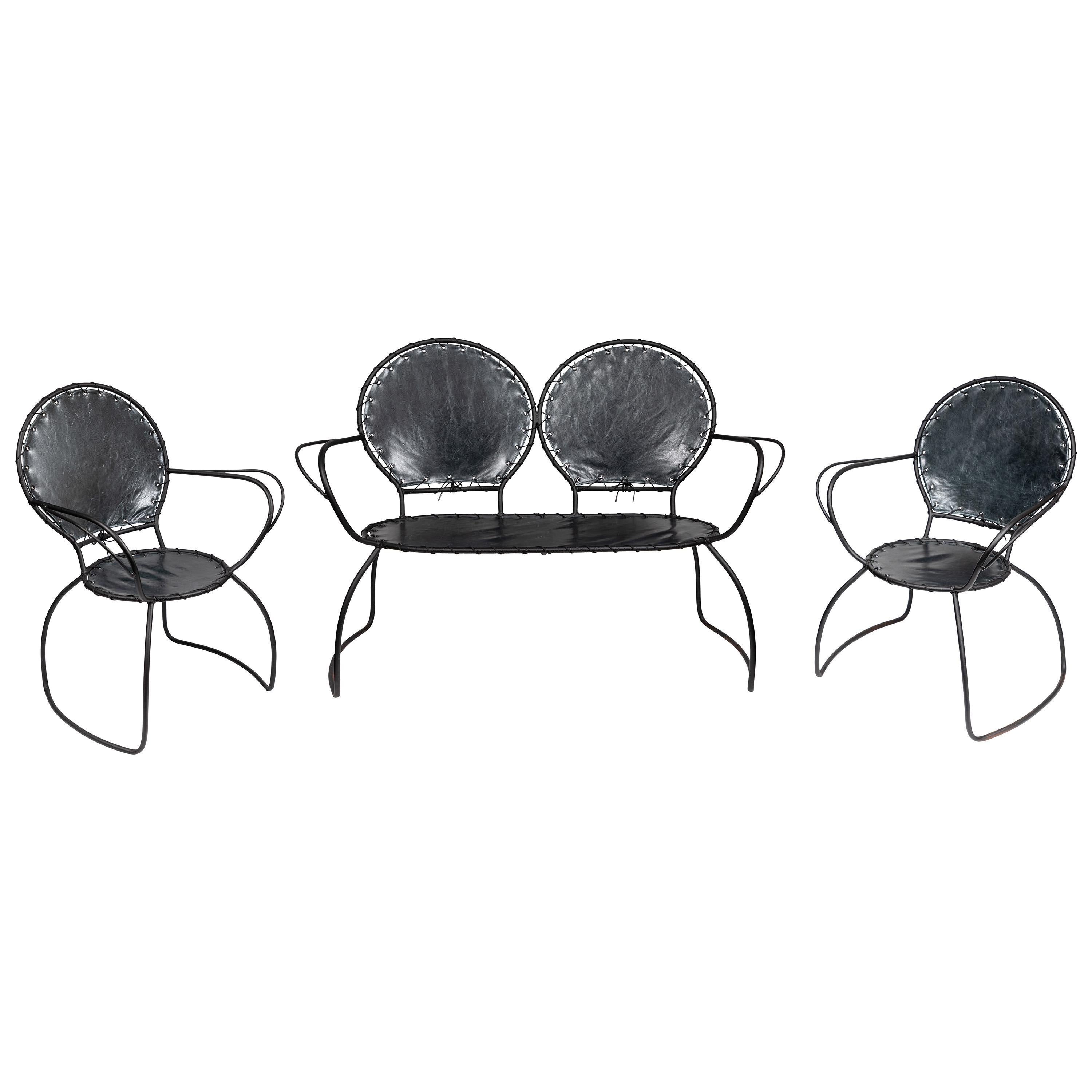 Französisches Sofa und Stühle aus Metall und Leder aus der Jahrhundertmitte im Angebot