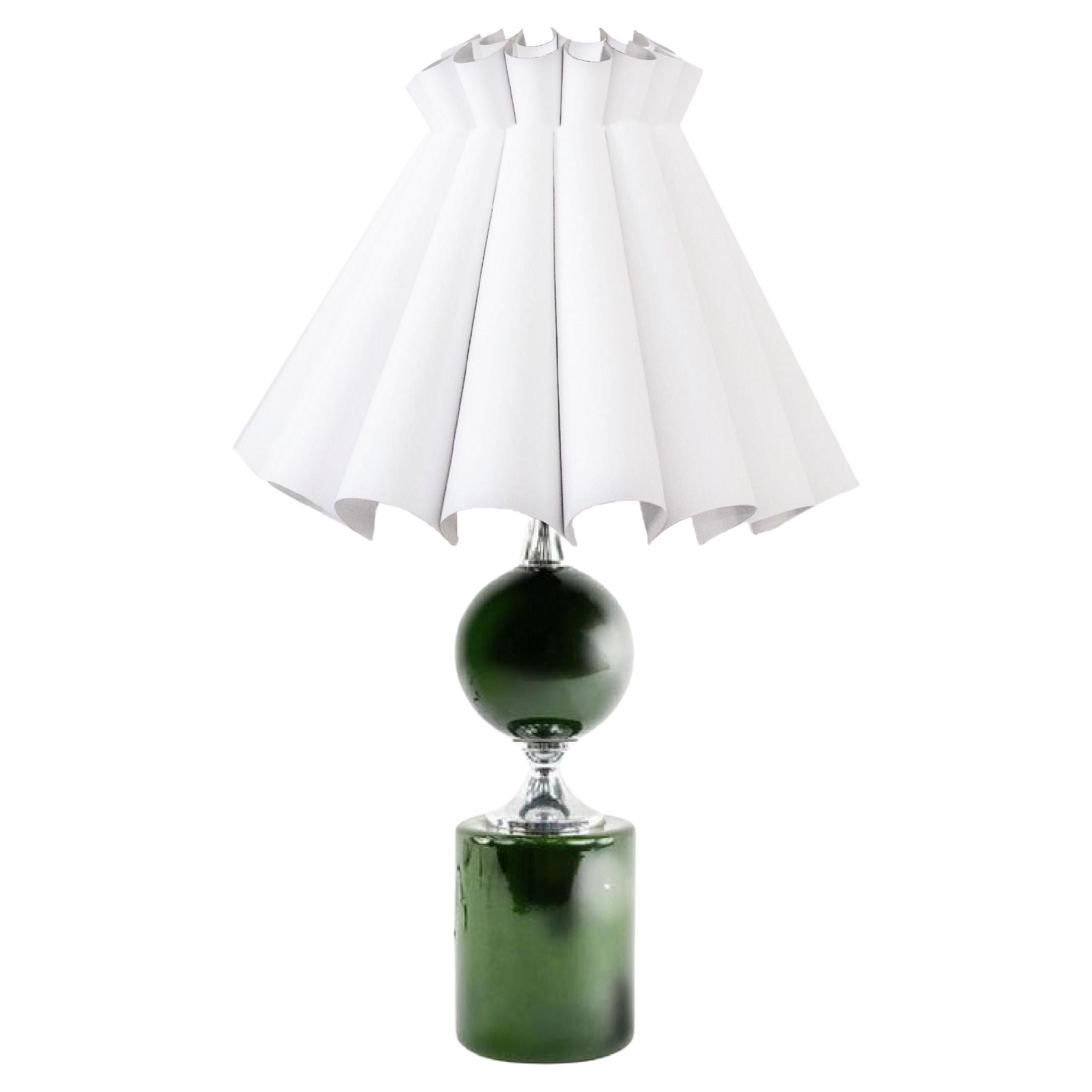Geometrische Lampe aus emailliertem Messing aus der Mitte des Jahrhunderts, grün, Maison Barbier, 1970er Jahre.
Seltenes skulpturales Stück aus dem Mod-Jahrhundert. Der Lampenkörper besteht aus zwei Hauptteilen, einem elliptischen und einem