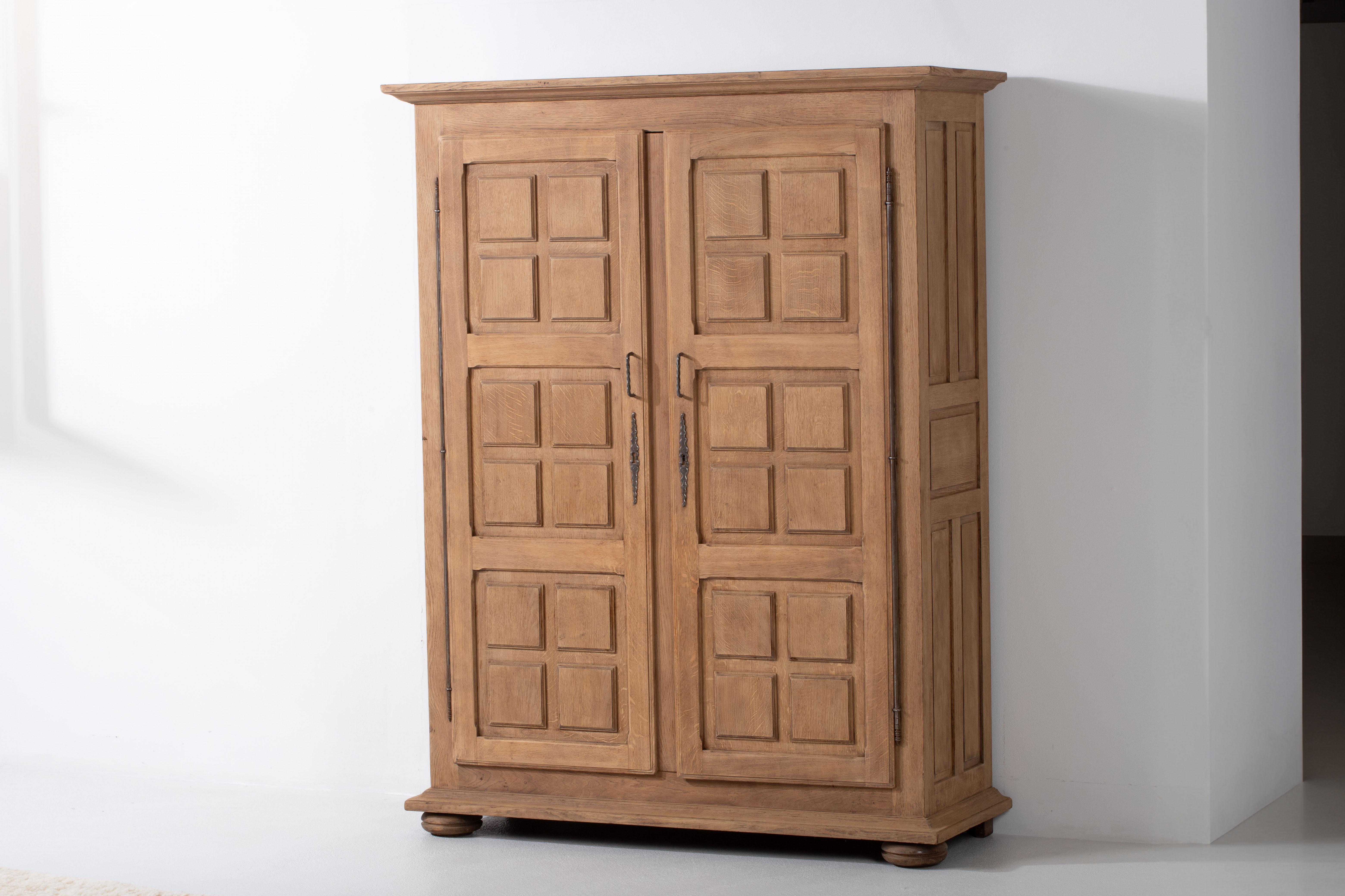 Midcentury French Natural Oak Wardrobe In Good Condition For Sale In Wiesbaden, DE