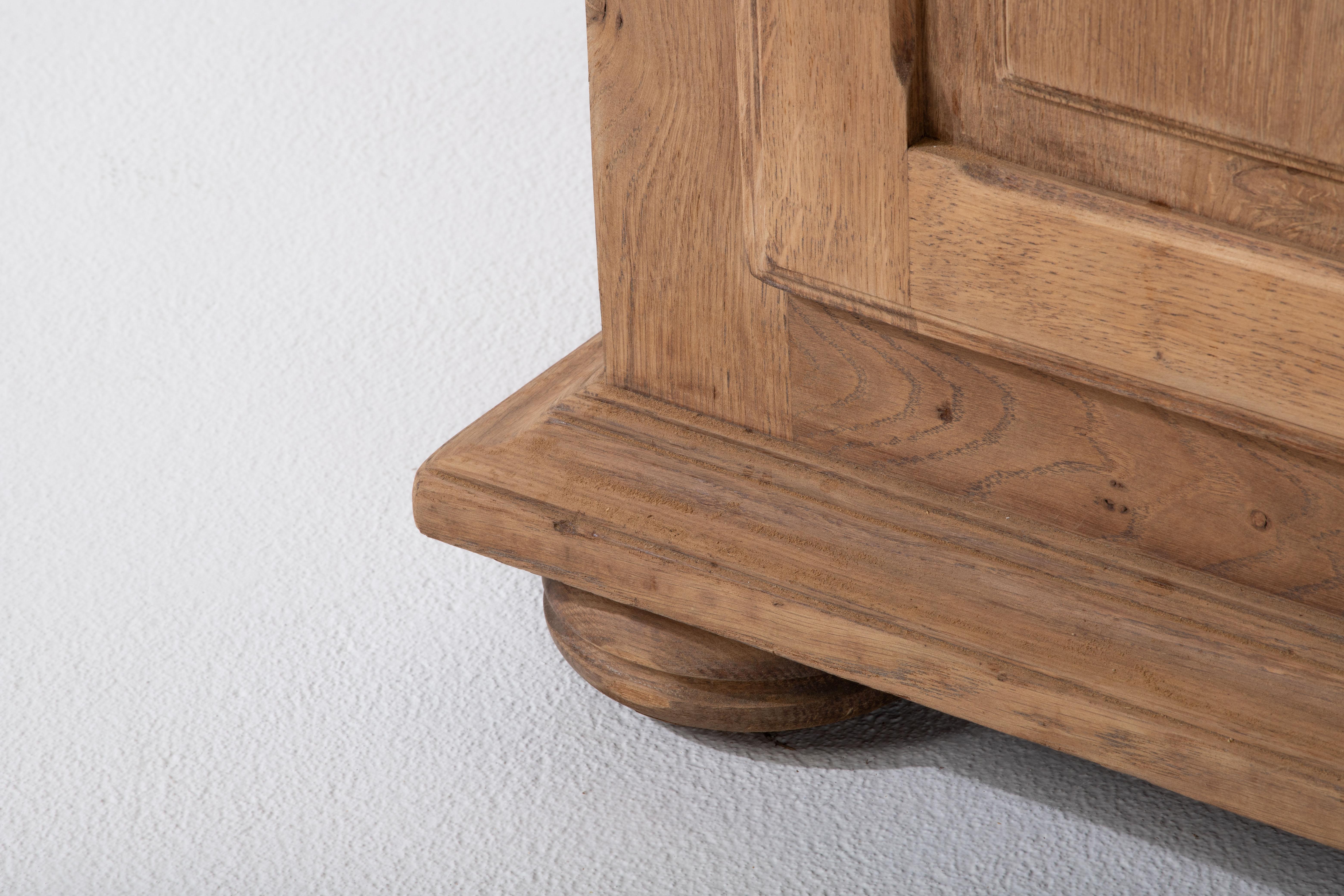 Armoire en chêne naturel français du milieu du siècle 2