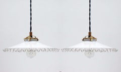Lampes suspendues en verre opalin françaises du milieu du siècle dernier, années 1950, ensemble de deux lampes