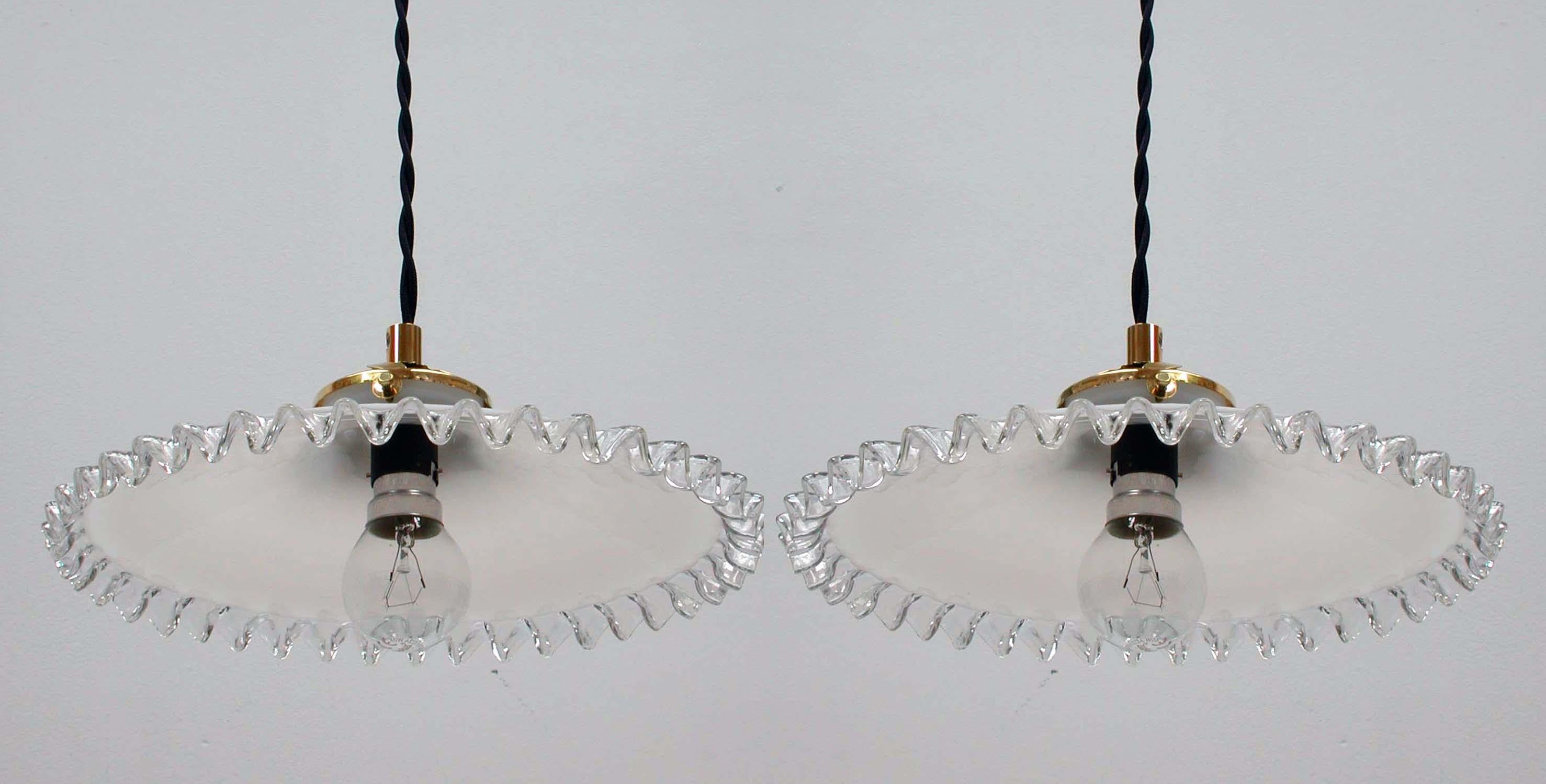 Französische Opaline-Glas-Hängeleuchten aus der Jahrhundertmitte, 1950er Jahre, Satz mit zwei Lampen (Moderne der Mitte des Jahrhunderts) im Angebot