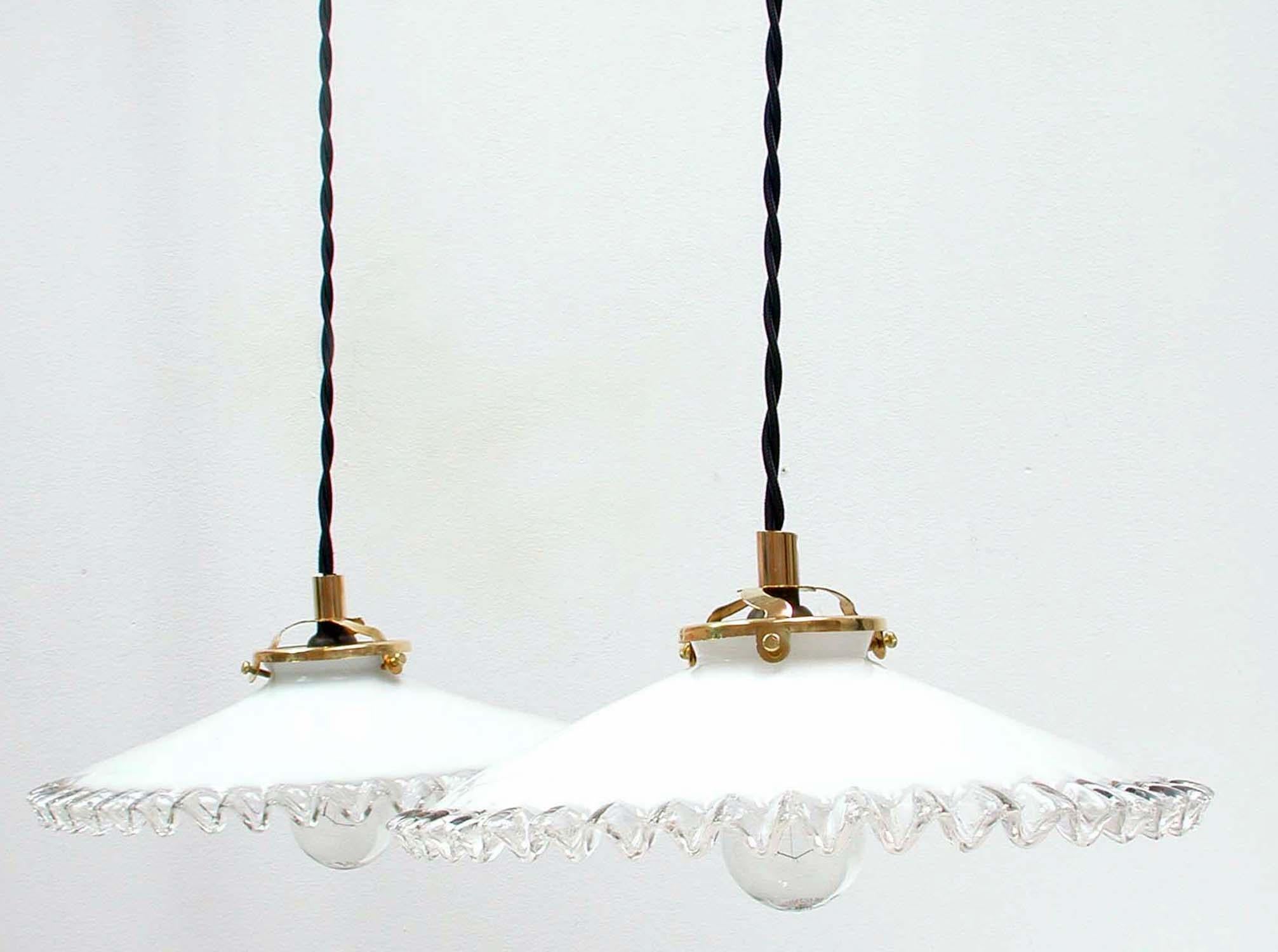 Französische Opaline-Glas-Hängeleuchten aus der Jahrhundertmitte, 1950er Jahre, Satz mit zwei Lampen im Zustand „Gut“ im Angebot in NUEMBRECHT, NRW