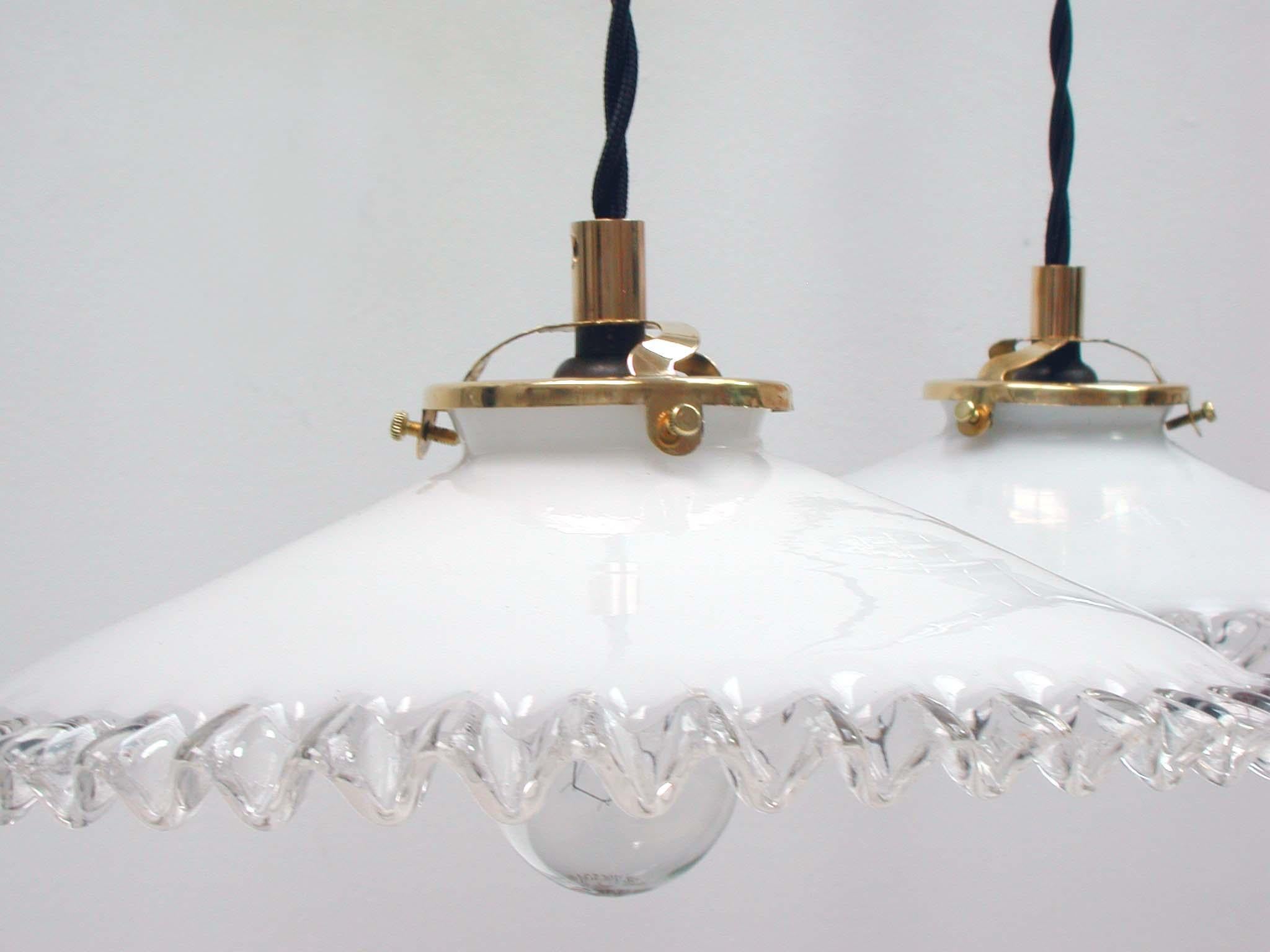 Französische Opaline-Glas-Hängeleuchten aus der Jahrhundertmitte, 1950er Jahre, Satz mit zwei Lampen (Mitte des 20. Jahrhunderts) im Angebot