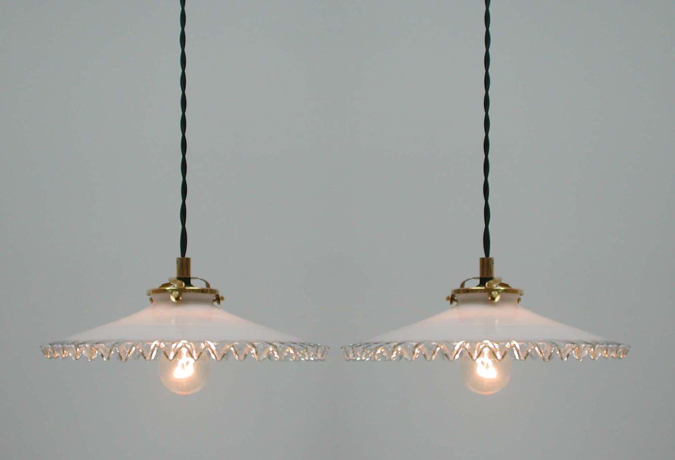 Französische Opaline-Glas-Hängeleuchten aus der Jahrhundertmitte, 1950er Jahre, Satz mit zwei Lampen im Angebot 1
