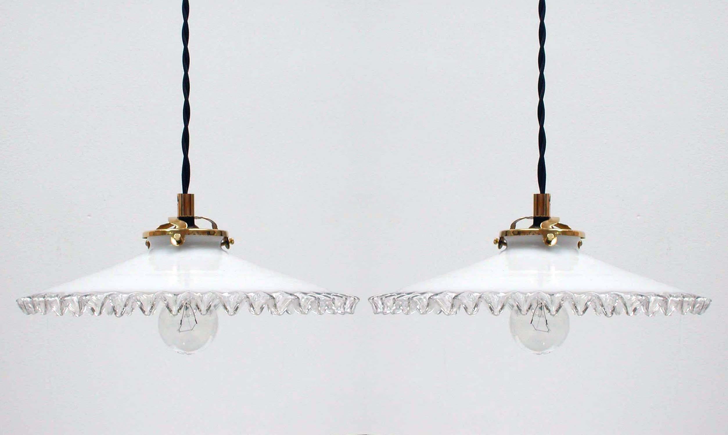 Französische Opaline-Glas-Hängeleuchten aus der Jahrhundertmitte, 1950er Jahre, Satz mit zwei Lampen im Angebot 2