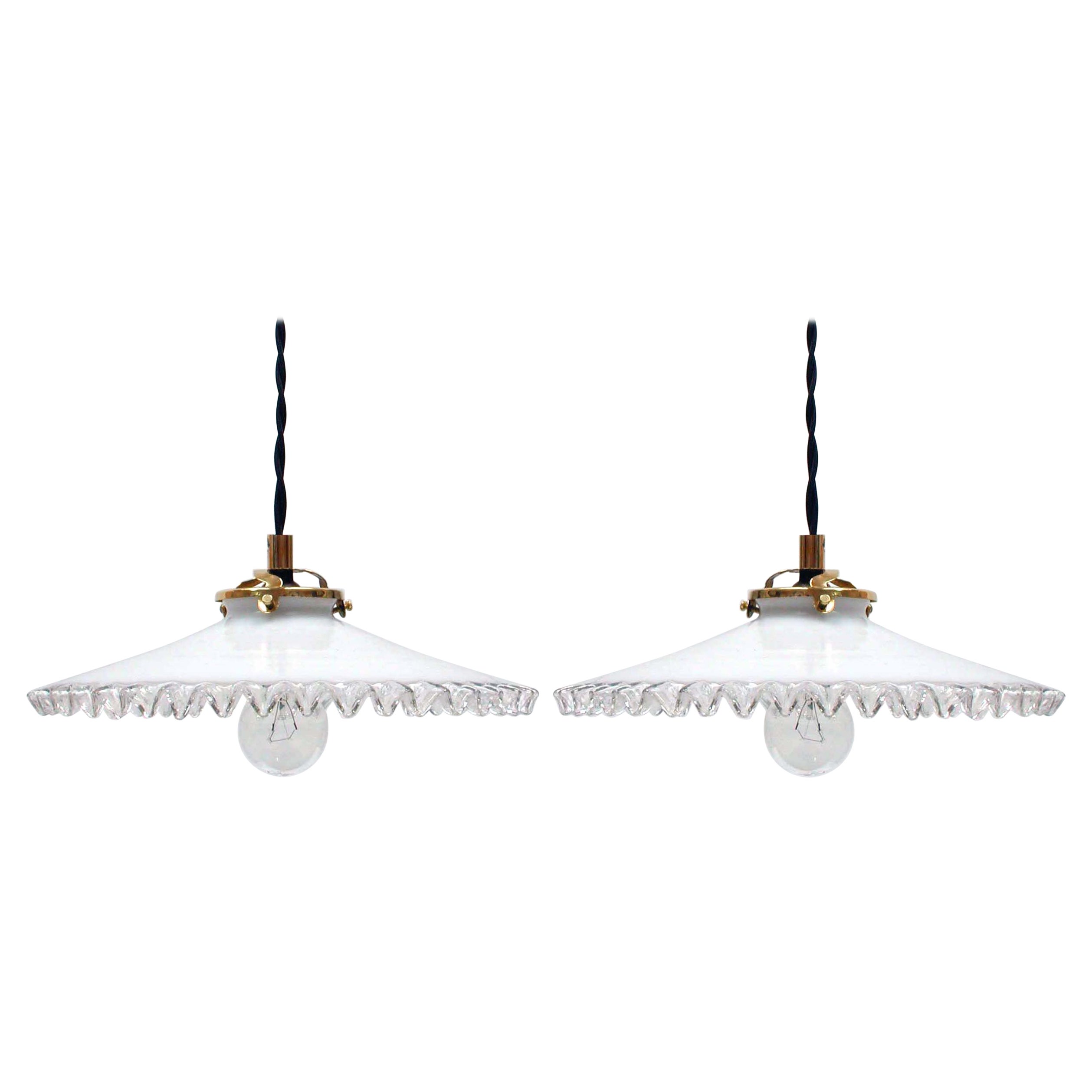 Lampes suspendues en verre opalin françaises du milieu du siècle dernier, années 1950, ensemble de deux lampes en vente