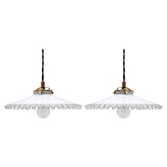 Lampade a sospensione in vetro opalino francese del Medioevo, anni '50, set di due