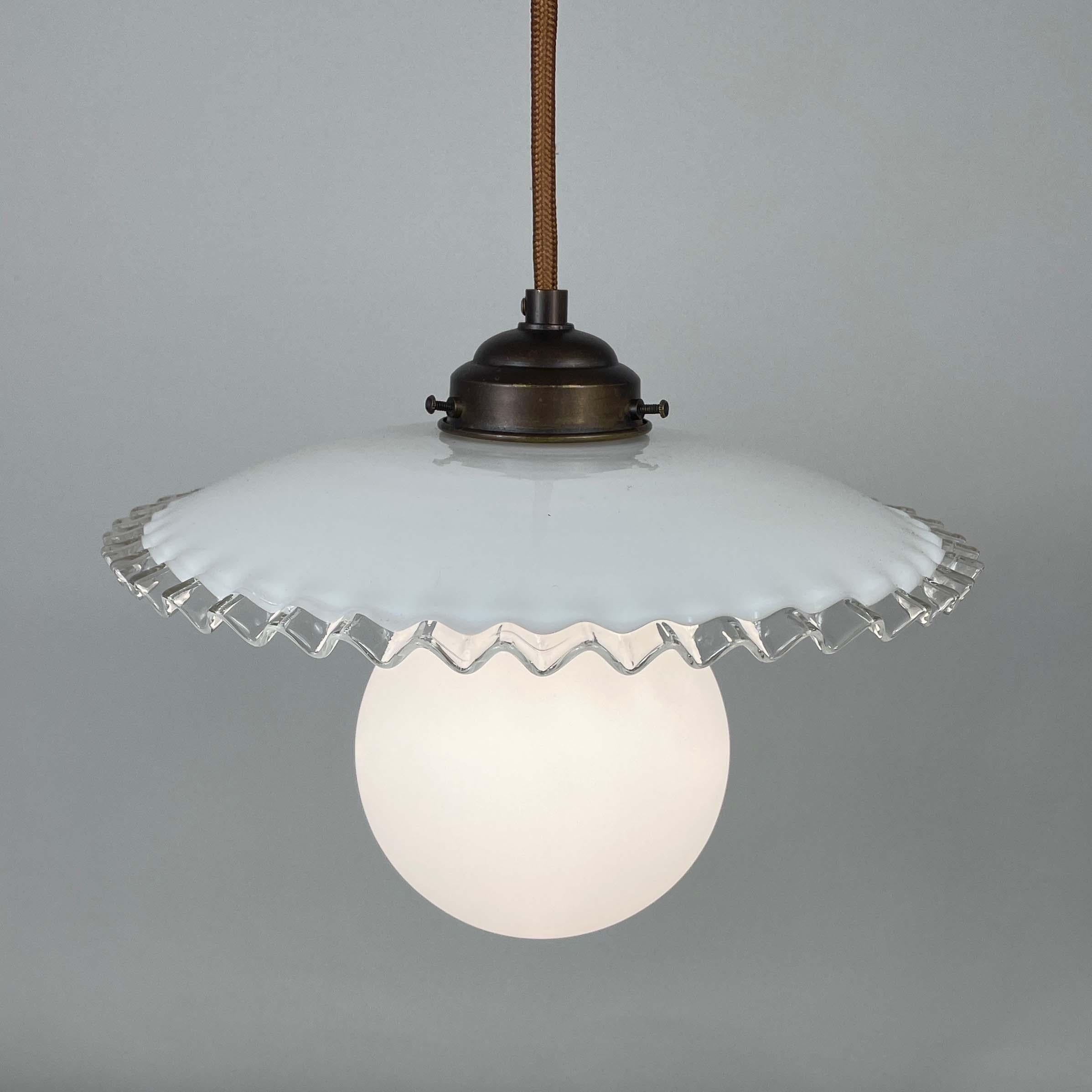 Lampe suspendue en verre opalin française du milieu du siècle, années 1950 en vente 3
