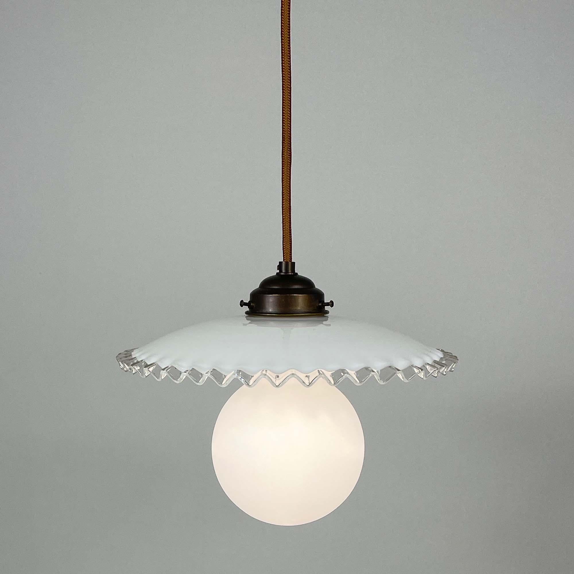 Mid-Century Modern Lampe suspendue en verre opalin française du milieu du siècle, années 1950 en vente
