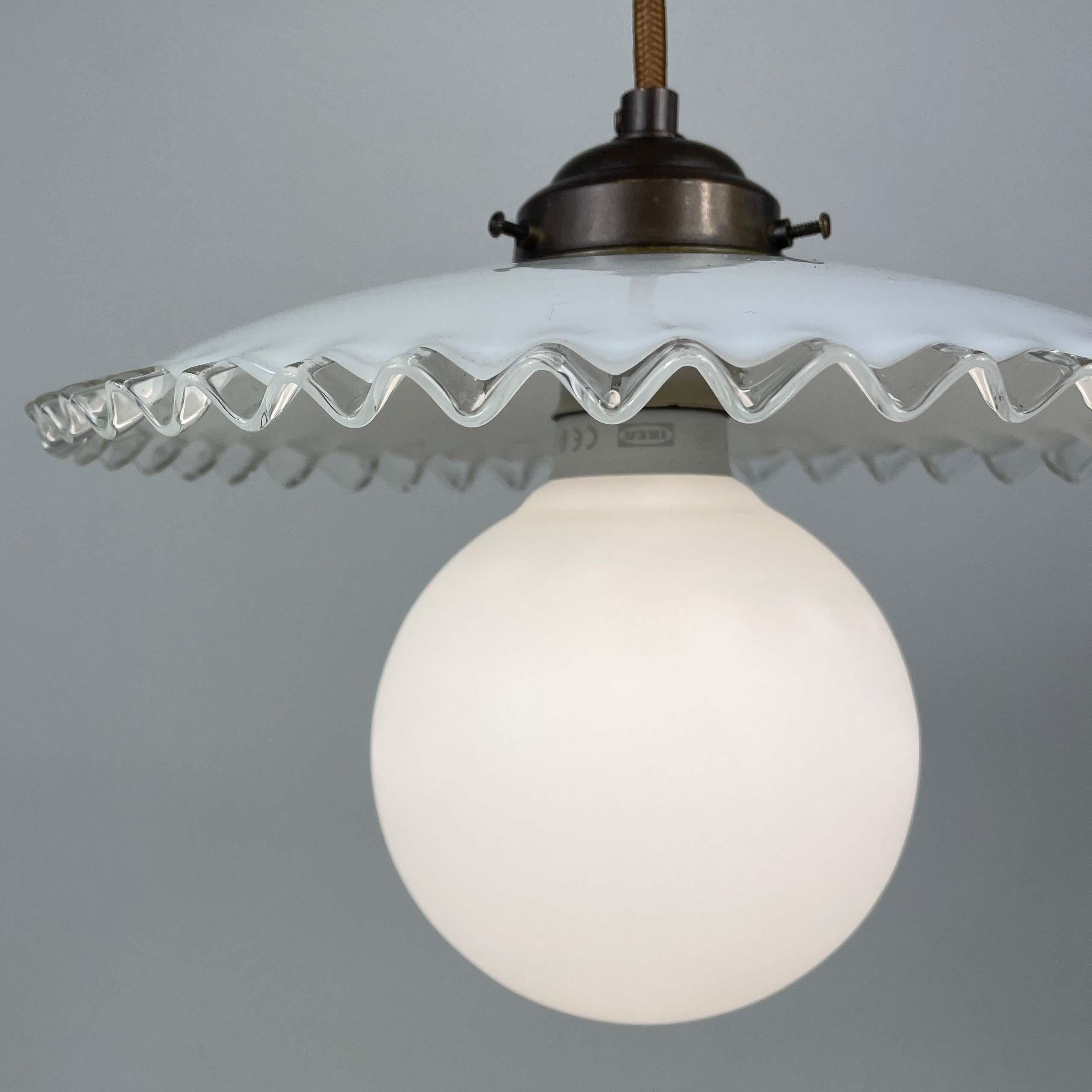 Laiton Lampe suspendue en verre opalin française du milieu du siècle, années 1950 en vente