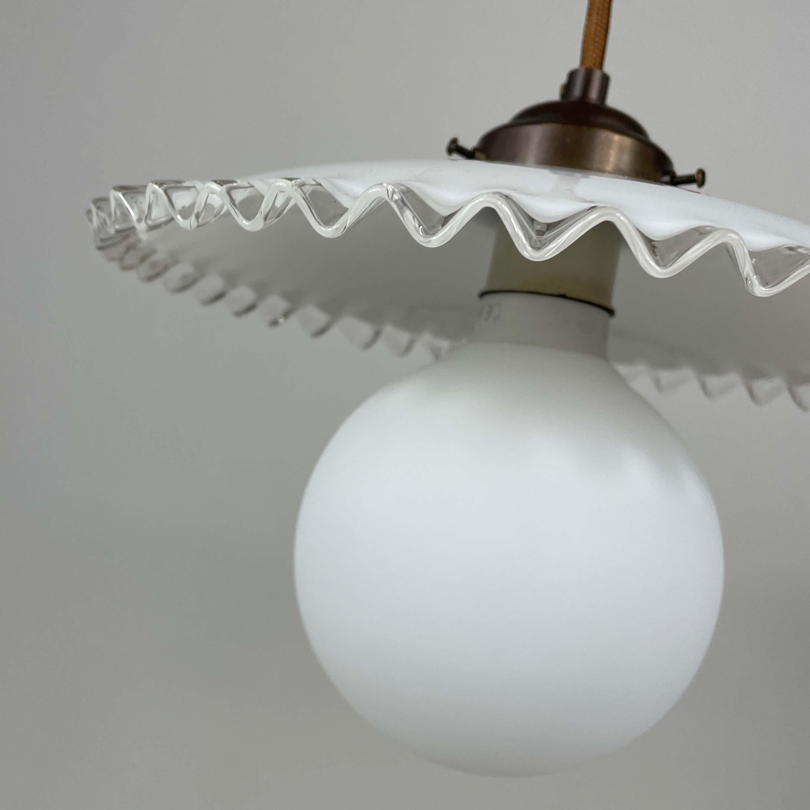 Lampe suspendue en verre opalin française du milieu du siècle, années 1950 en vente 2