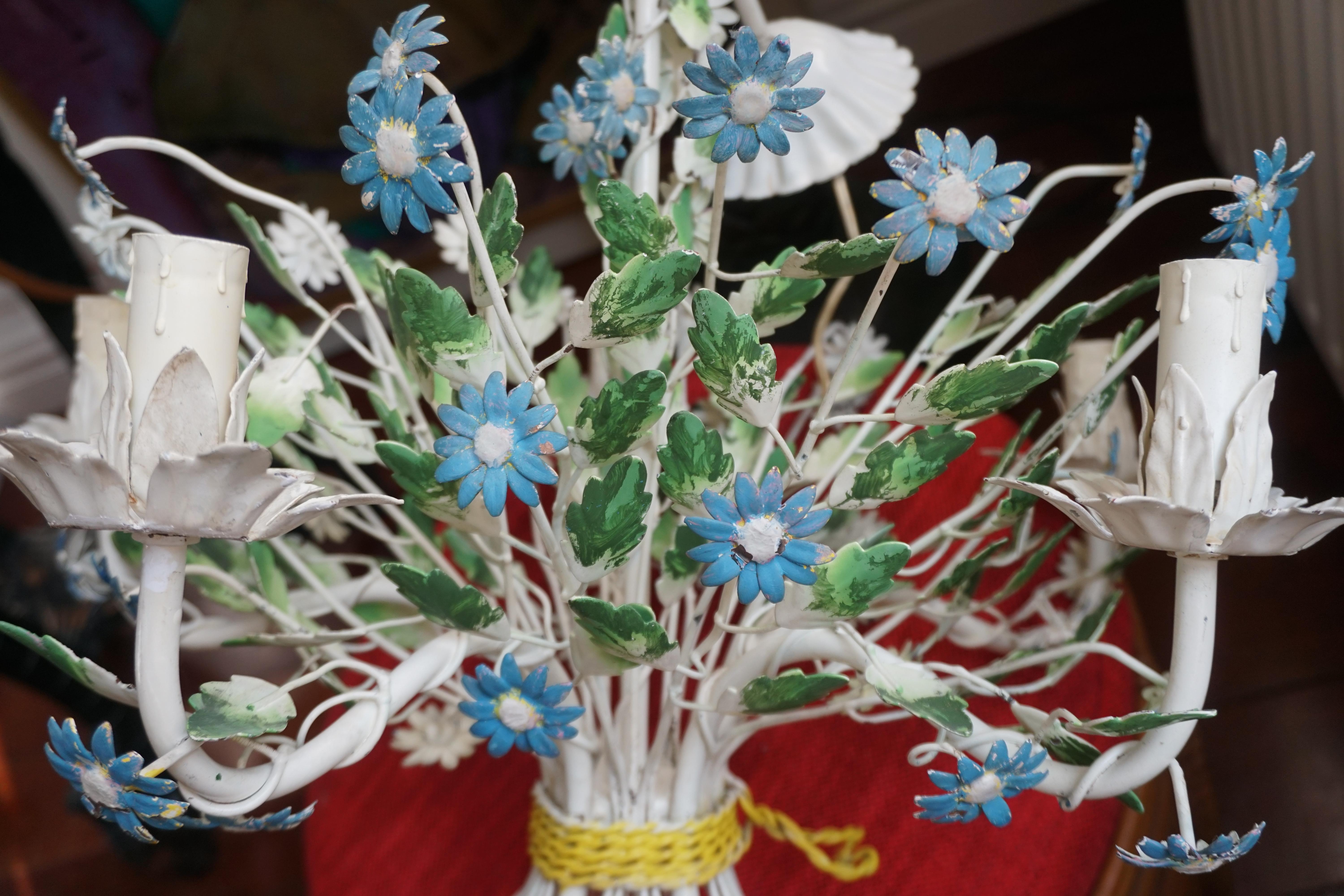 Französischer Kronleuchter aus bemaltem Eisen und Zinn mit Blumen aus der Mitte des Jahrhunderts im Angebot 5