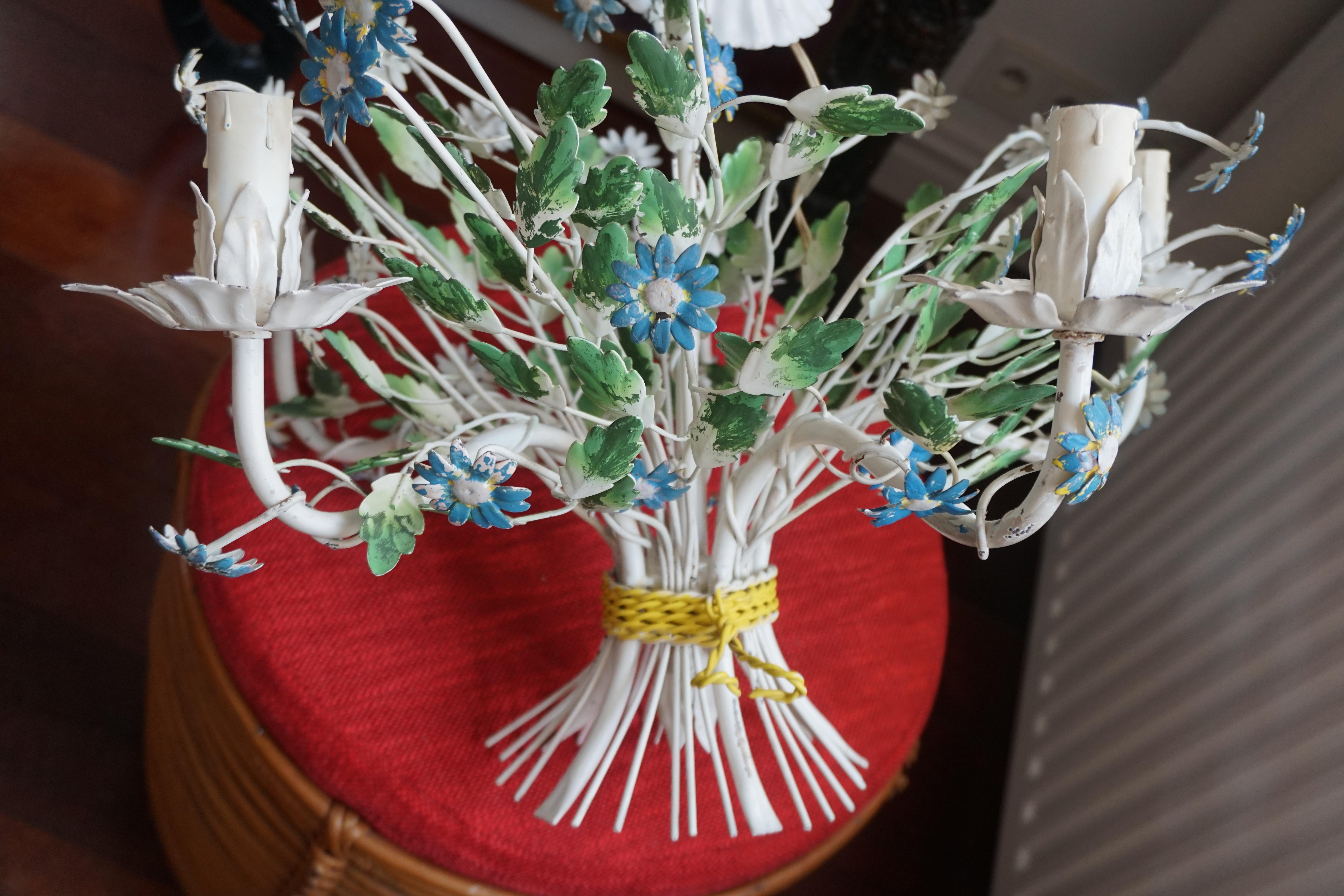 Französischer Kronleuchter aus bemaltem Eisen und Zinn mit Blumen aus der Mitte des Jahrhunderts im Angebot 6