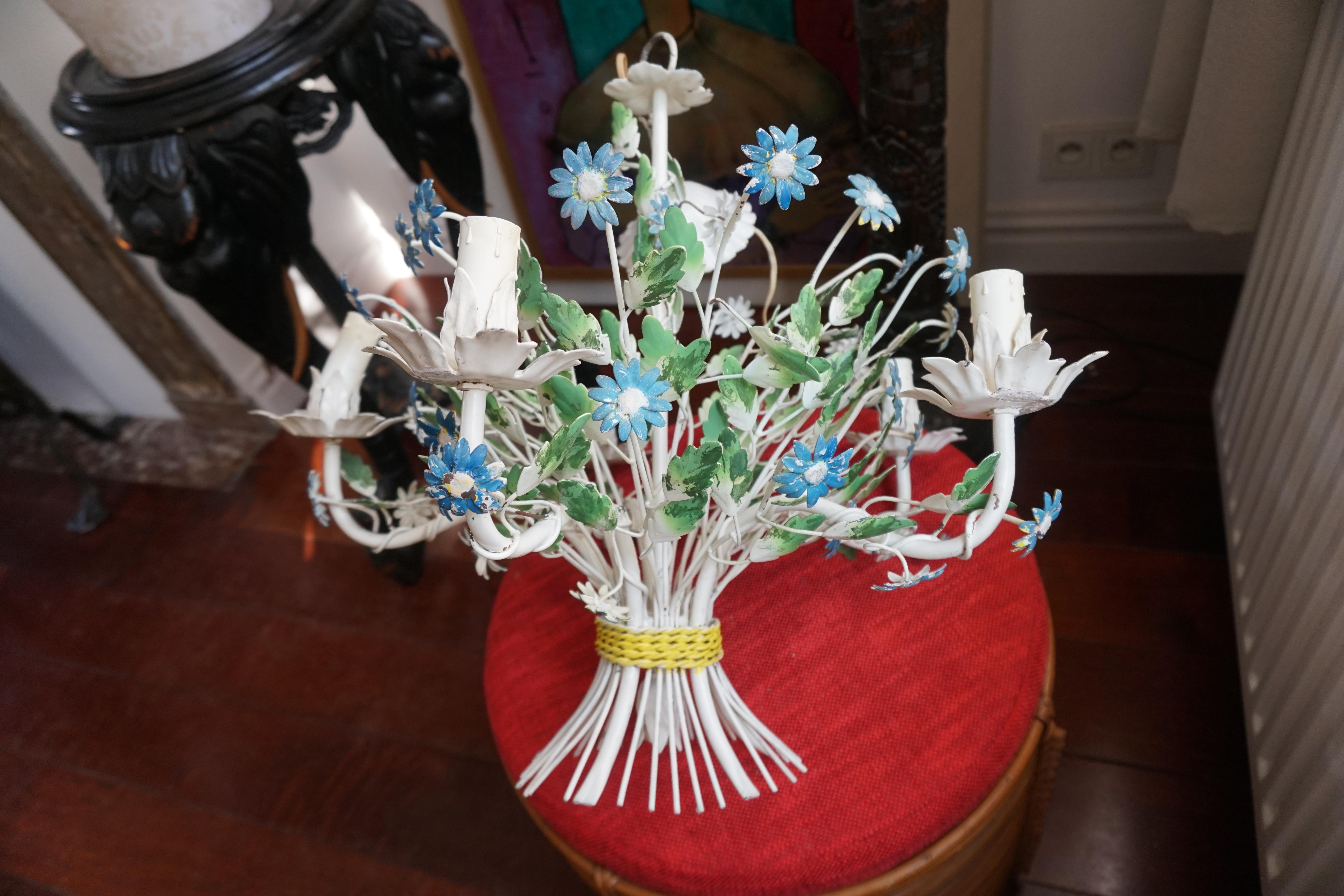 Französischer Kronleuchter aus bemaltem Eisen und Zinn mit Blumen aus der Mitte des Jahrhunderts im Angebot 8
