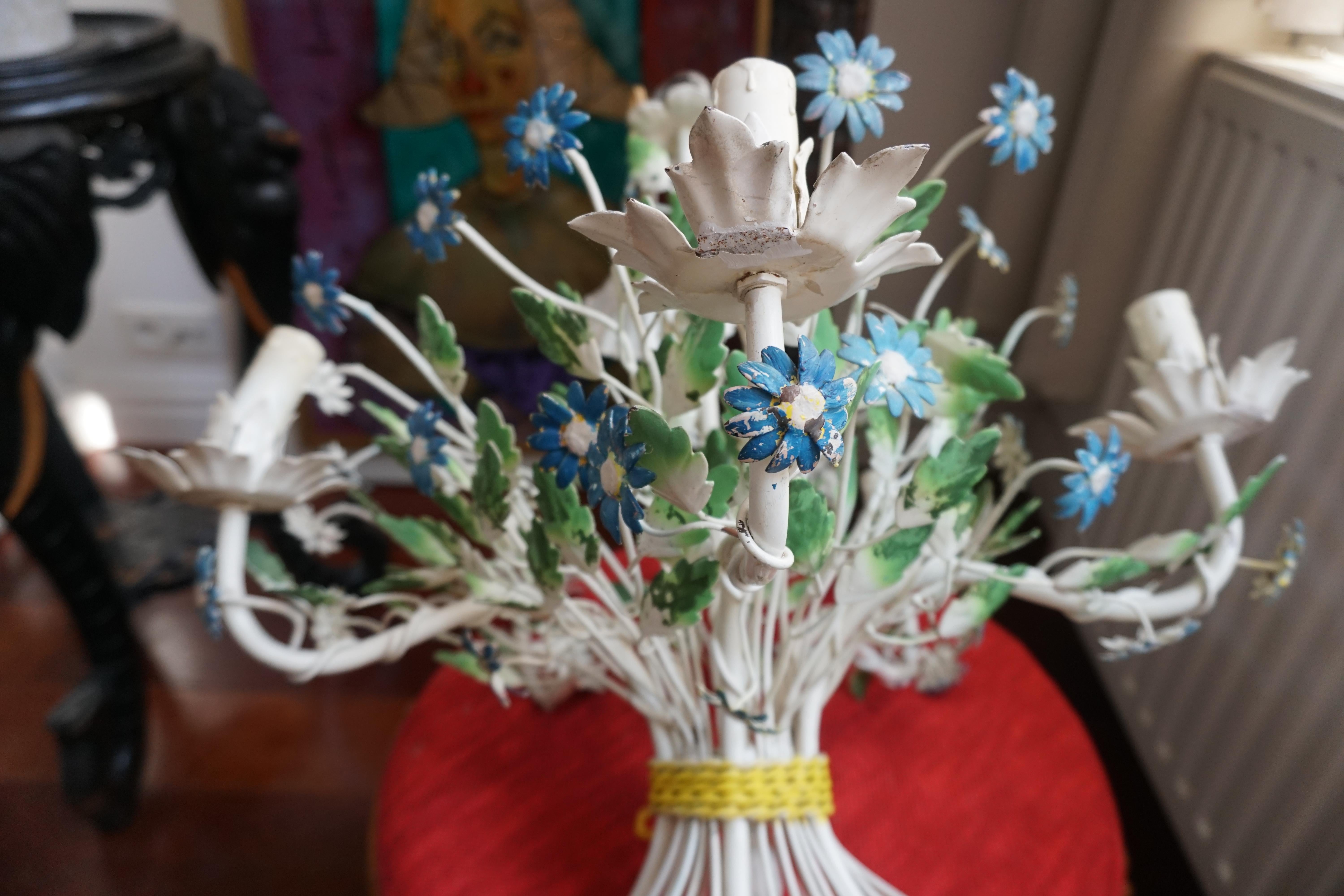 Französischer Kronleuchter aus bemaltem Eisen und Zinn mit Blumen aus der Mitte des Jahrhunderts im Angebot 9