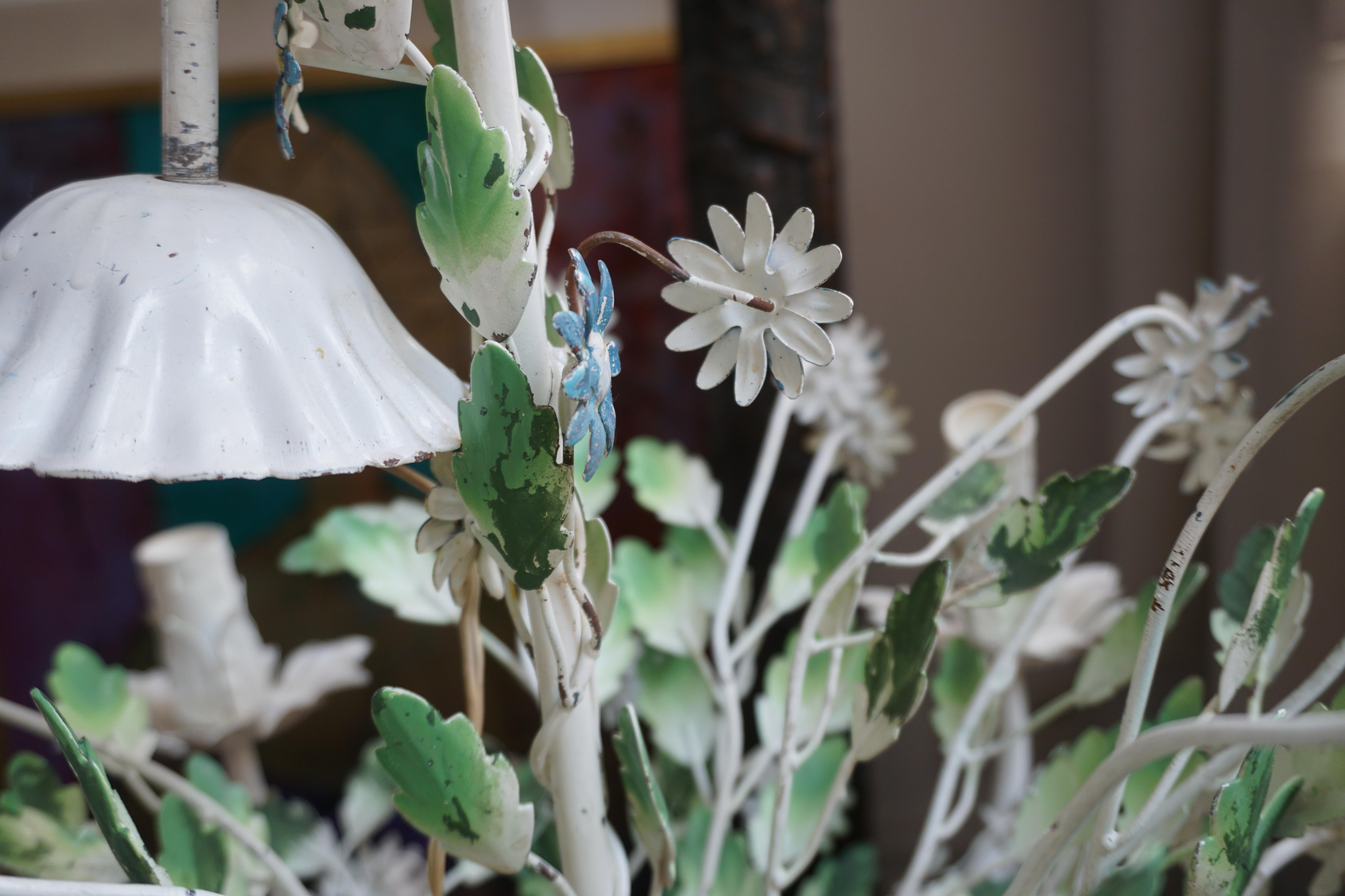 Französischer Kronleuchter aus bemaltem Eisen und Zinn mit Blumen aus der Mitte des Jahrhunderts im Angebot 11