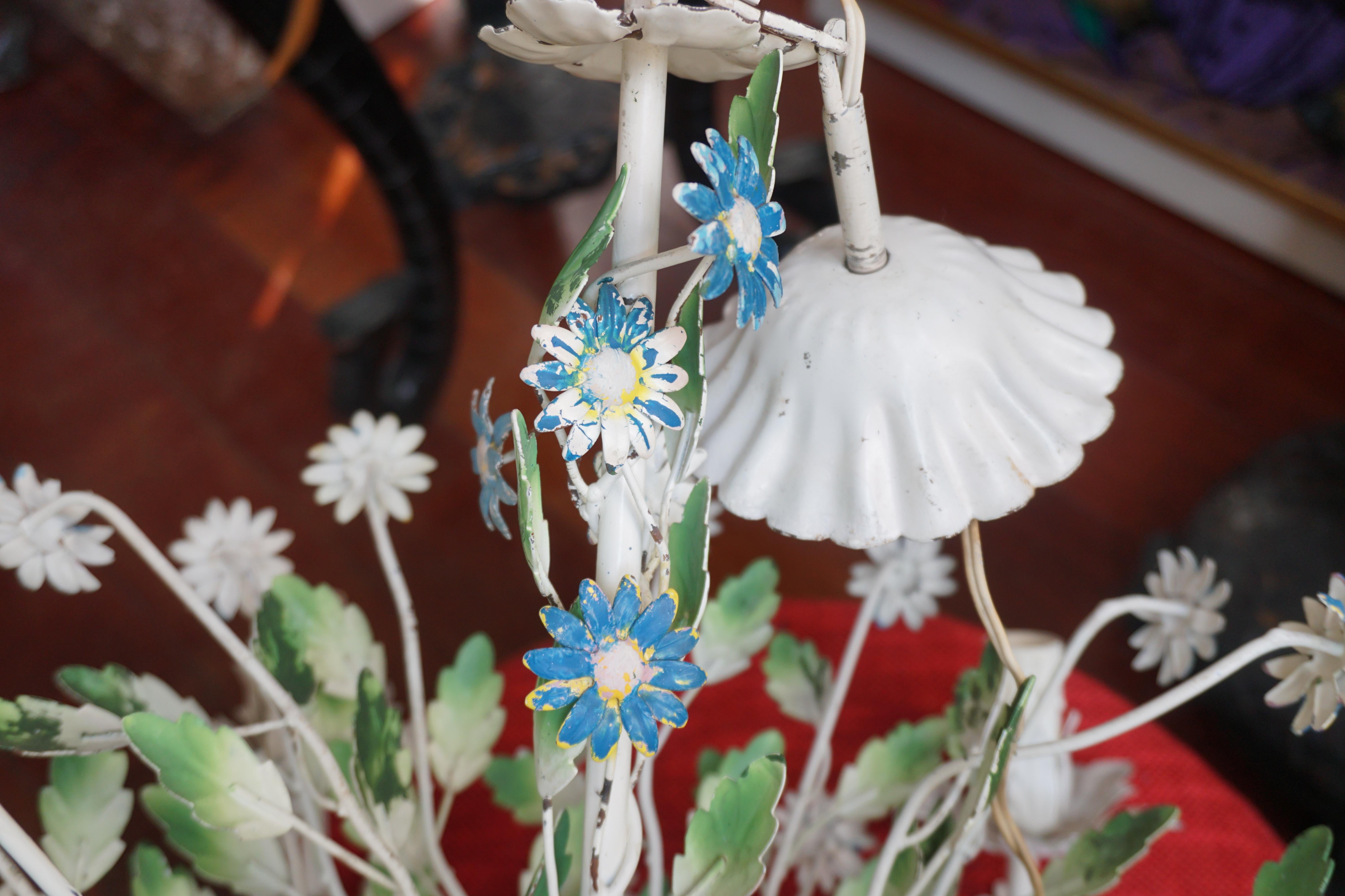 Französischer Kronleuchter aus bemaltem Eisen und Zinn mit Blumen aus der Mitte des Jahrhunderts im Angebot 12
