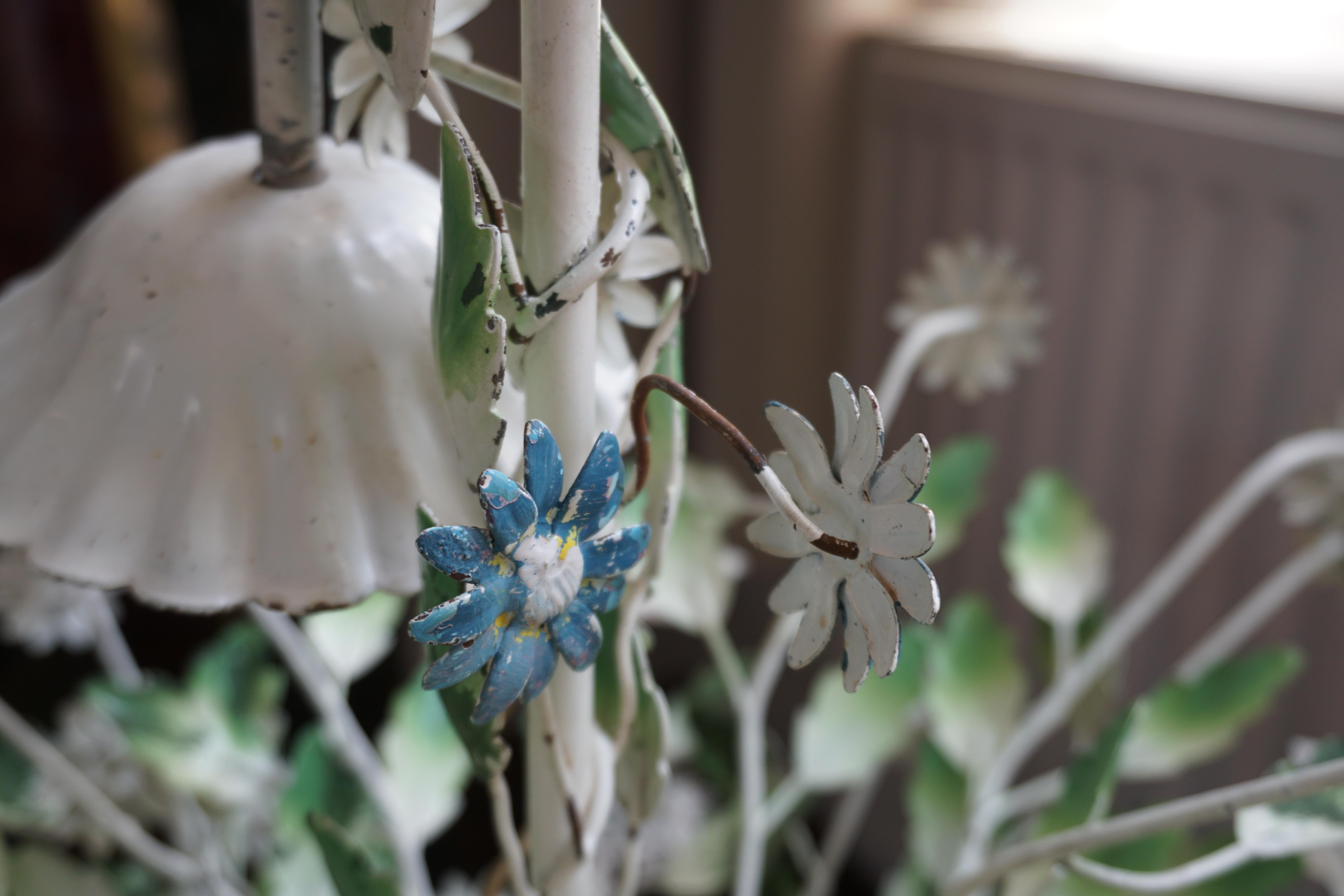 Französischer Kronleuchter aus bemaltem Eisen und Zinn mit Blumen aus der Mitte des Jahrhunderts im Angebot 13