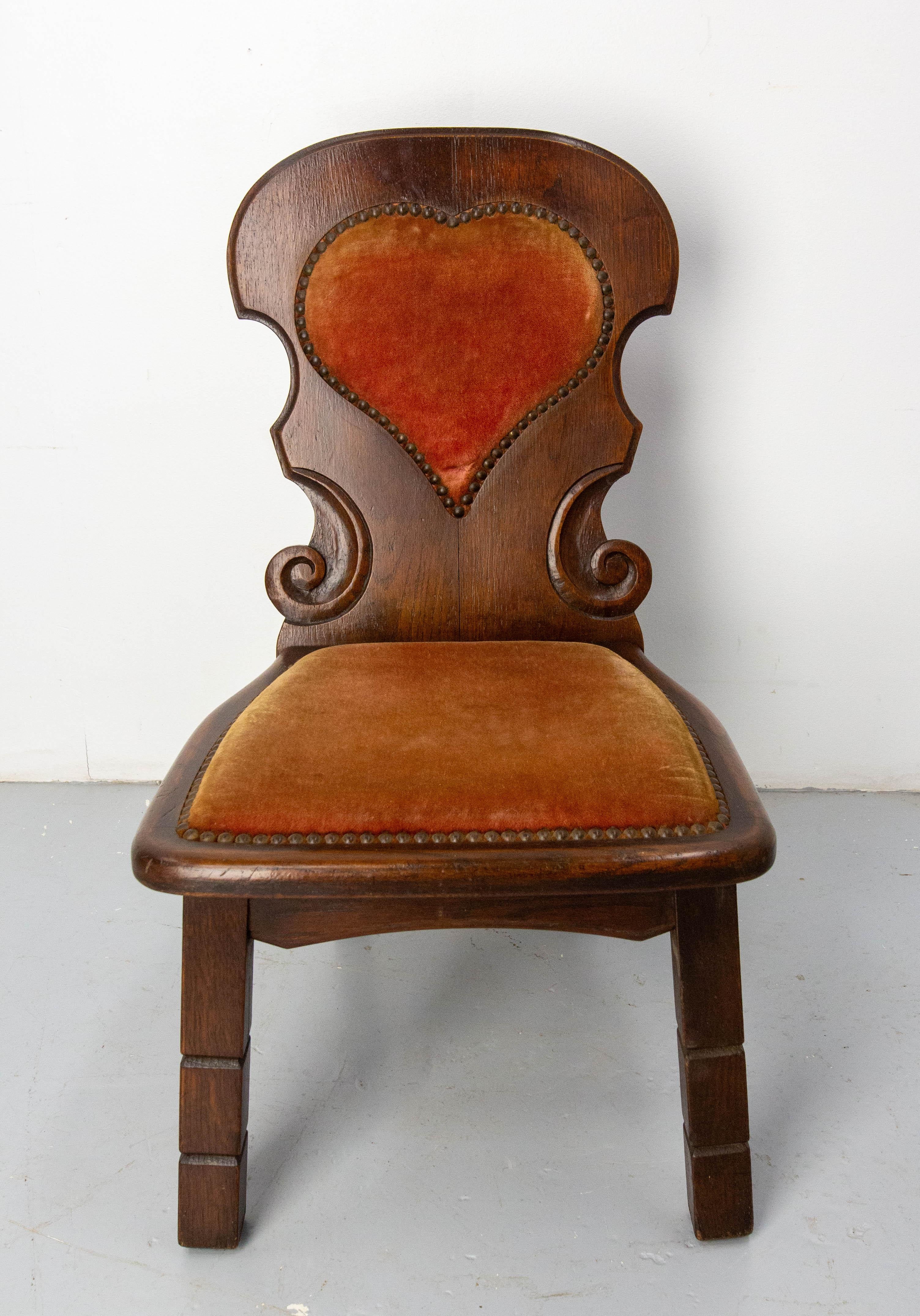 Due sedie laterali della metà del secolo scorso, realizzate in quercia, velluto e borchie, circa 1960.
Il velluto è in buone condizioni e può essere conservato se vuoi mantenere il suo stile vintage.
Questo può essere utilizzato anche come mobile