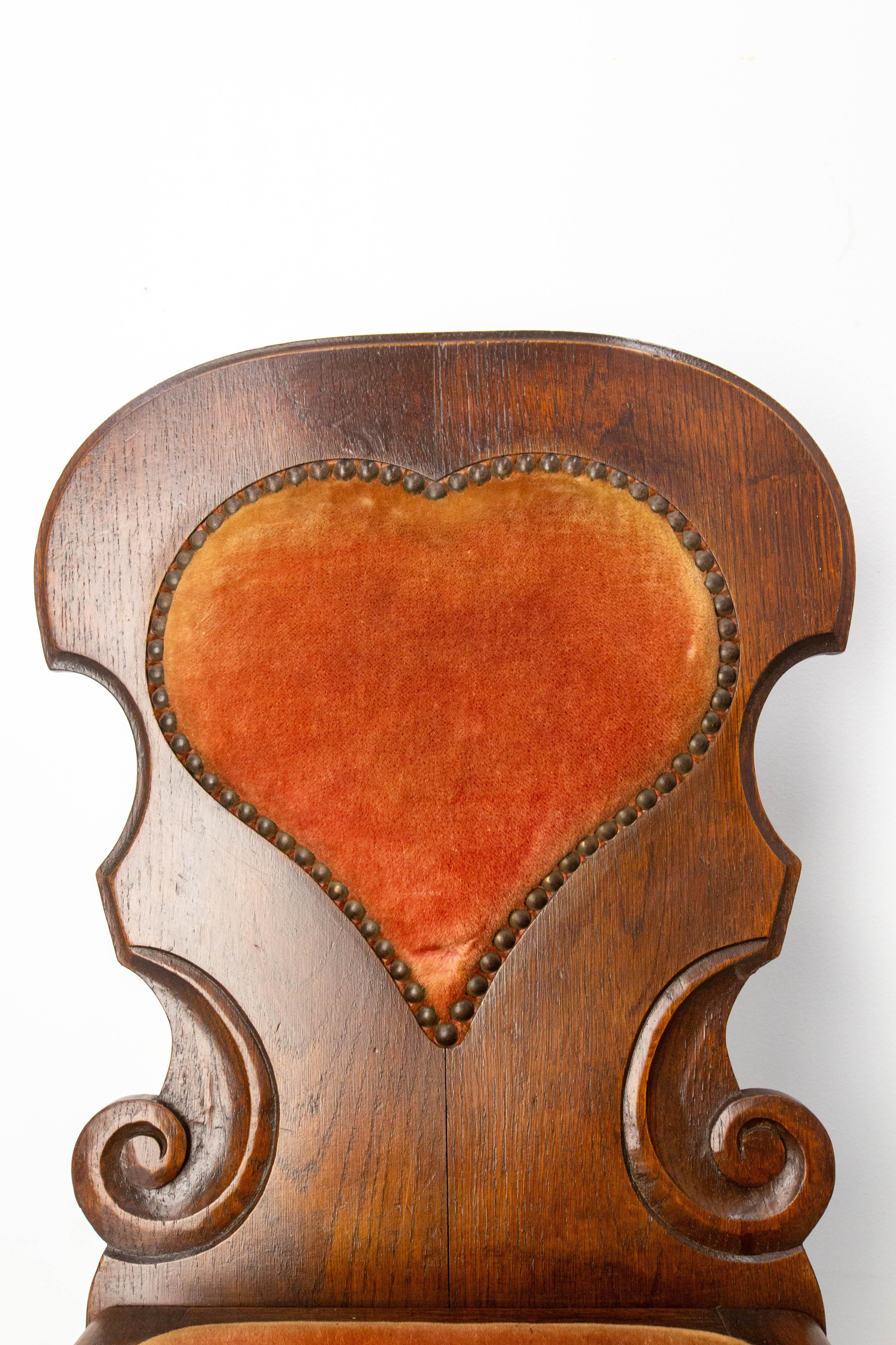 Spagnolo Coppia di poltroncine francesi di metà secolo in Oak, stile Swiss Alp, circa 1960 in vendita