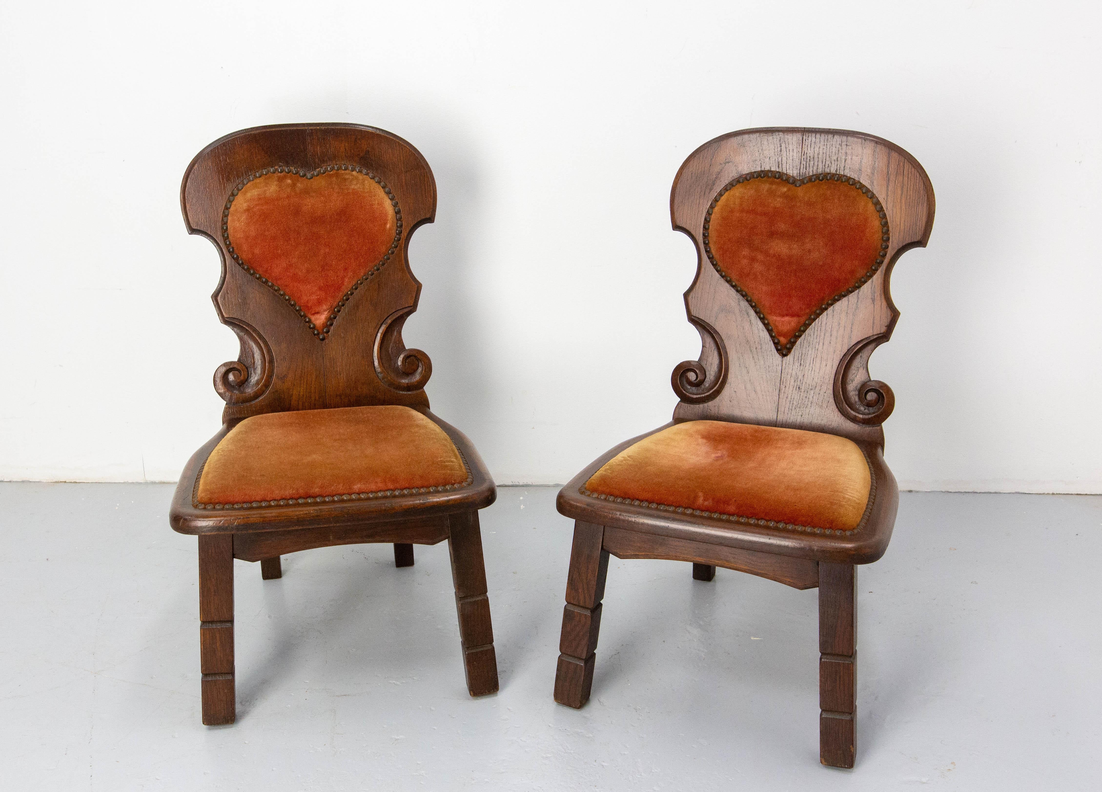 XX secolo Coppia di poltroncine francesi di metà secolo in Oak, stile Swiss Alp, circa 1960 in vendita