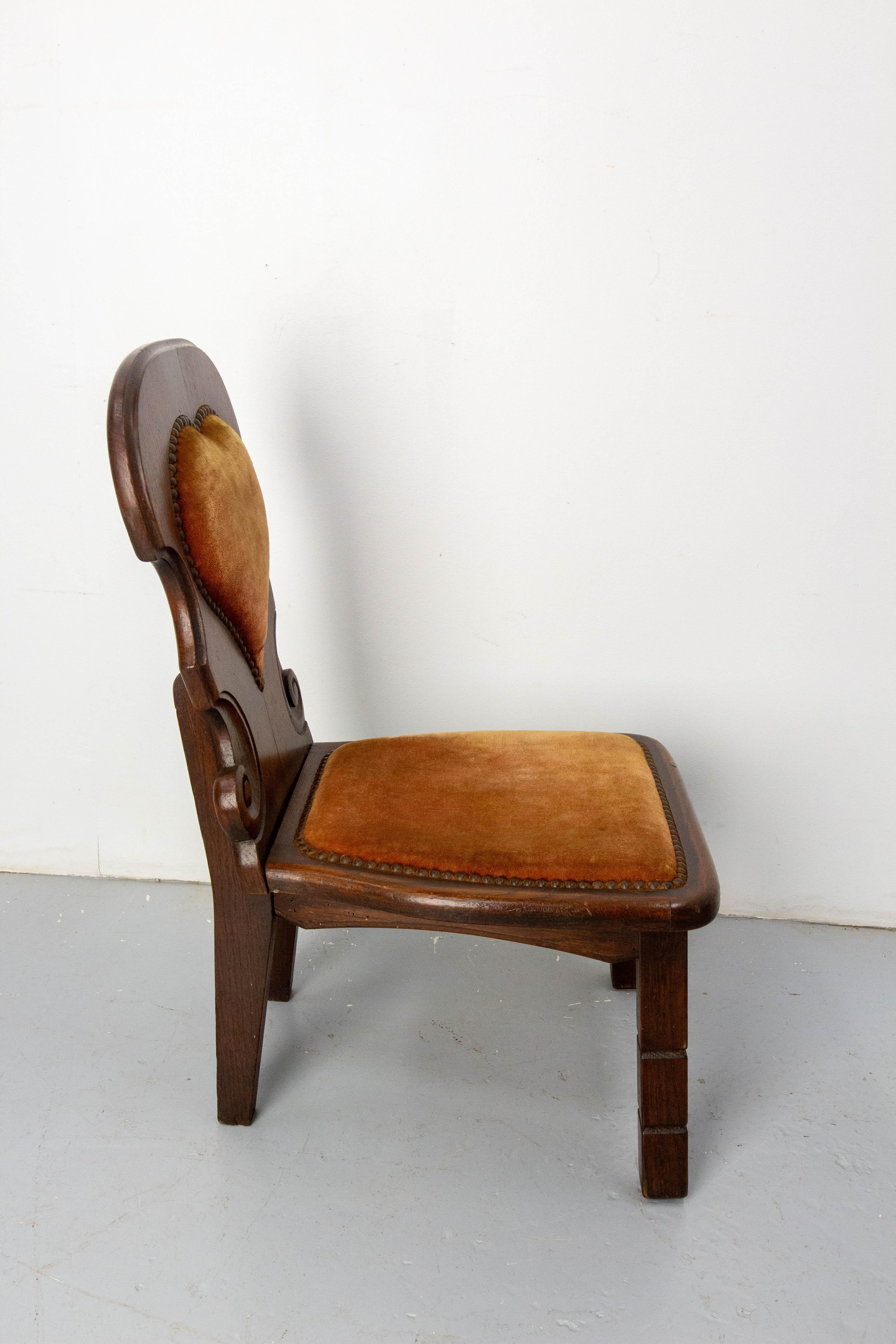 Coppia di poltroncine francesi di metà secolo in Oak, stile Swiss Alp, circa 1960 in vendita 1