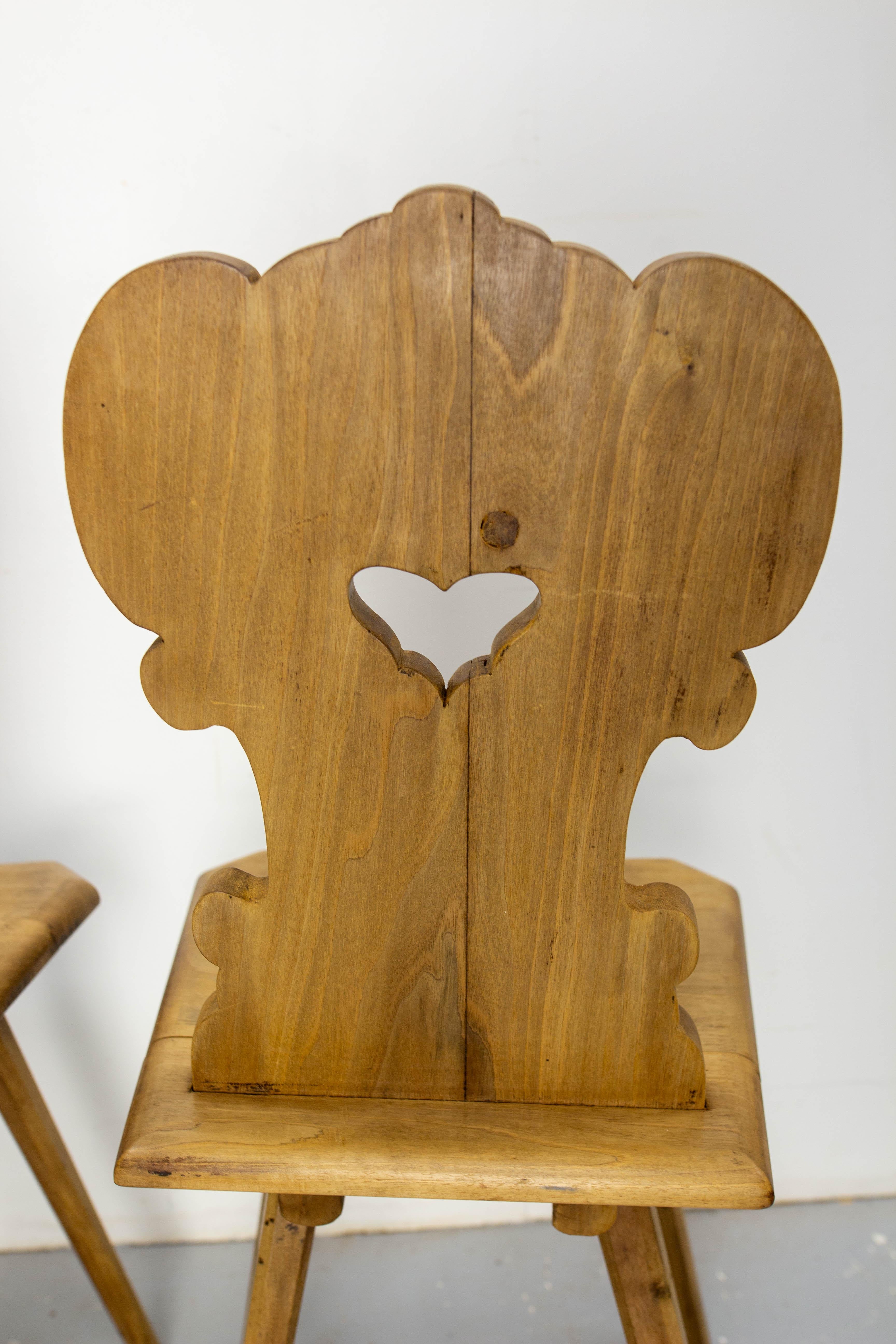 Paire de chaises d'appoint en peuplier de style Alpes suisses du 19ème siècle en vente 5