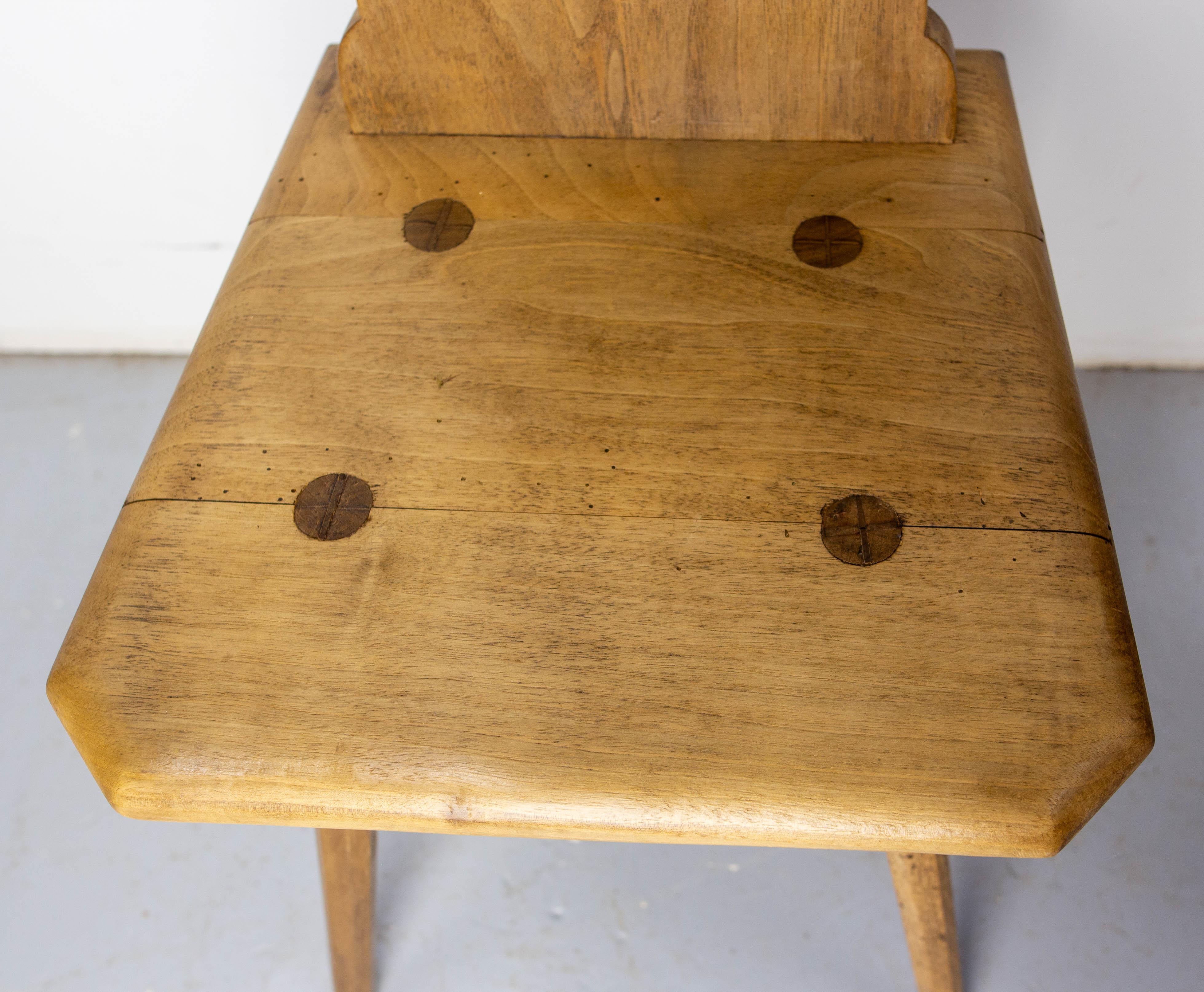 Paire de chaises d'appoint en peuplier de style Alpes suisses du 19ème siècle en vente 8
