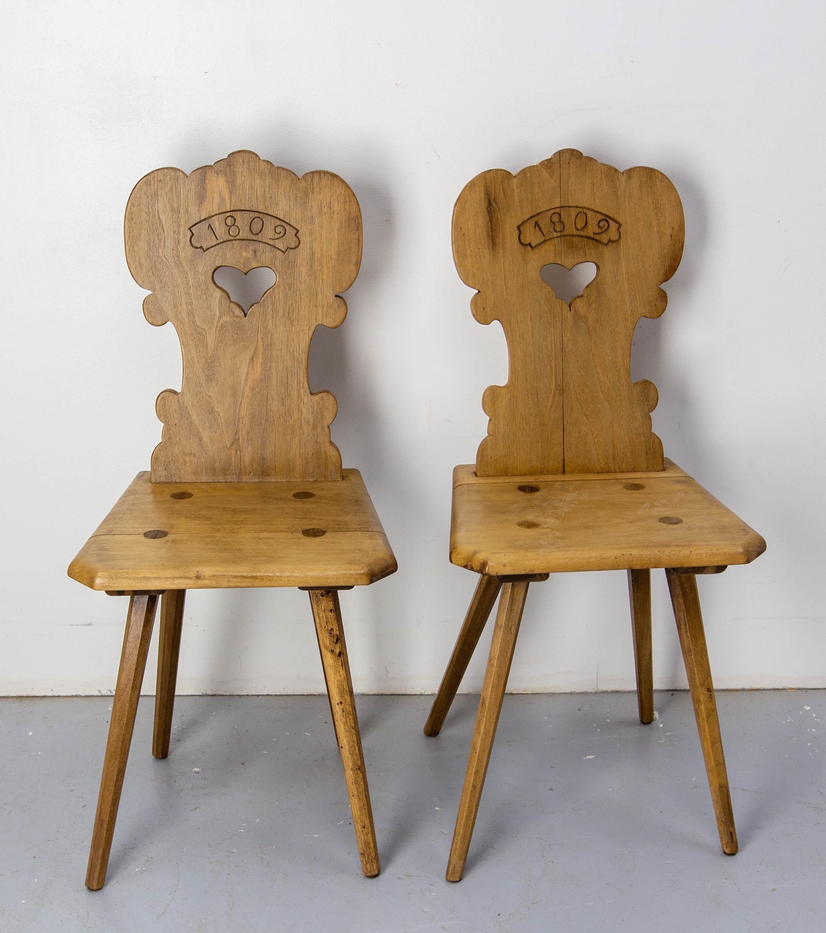 Deux chaises d'appoint, fabriquées en peuplier en 1807.
Style chalet de montagne parfait pour une cabane en rondins.
Un cœur sur le dossier


 Expédition : 90 / 51 / 39 cm 8 Kg