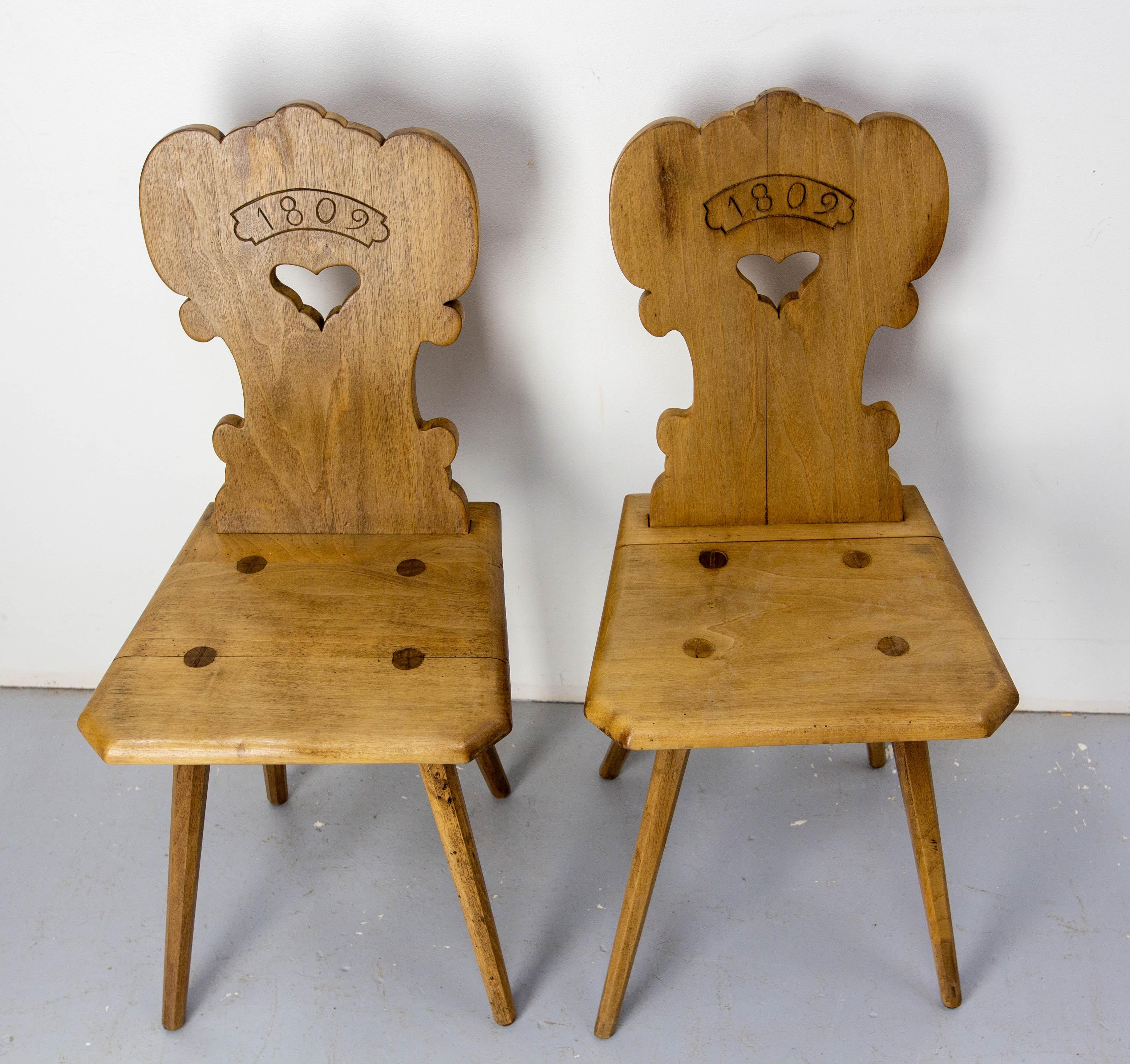 Provincial français Paire de chaises d'appoint en peuplier de style Alpes suisses du 19ème siècle en vente