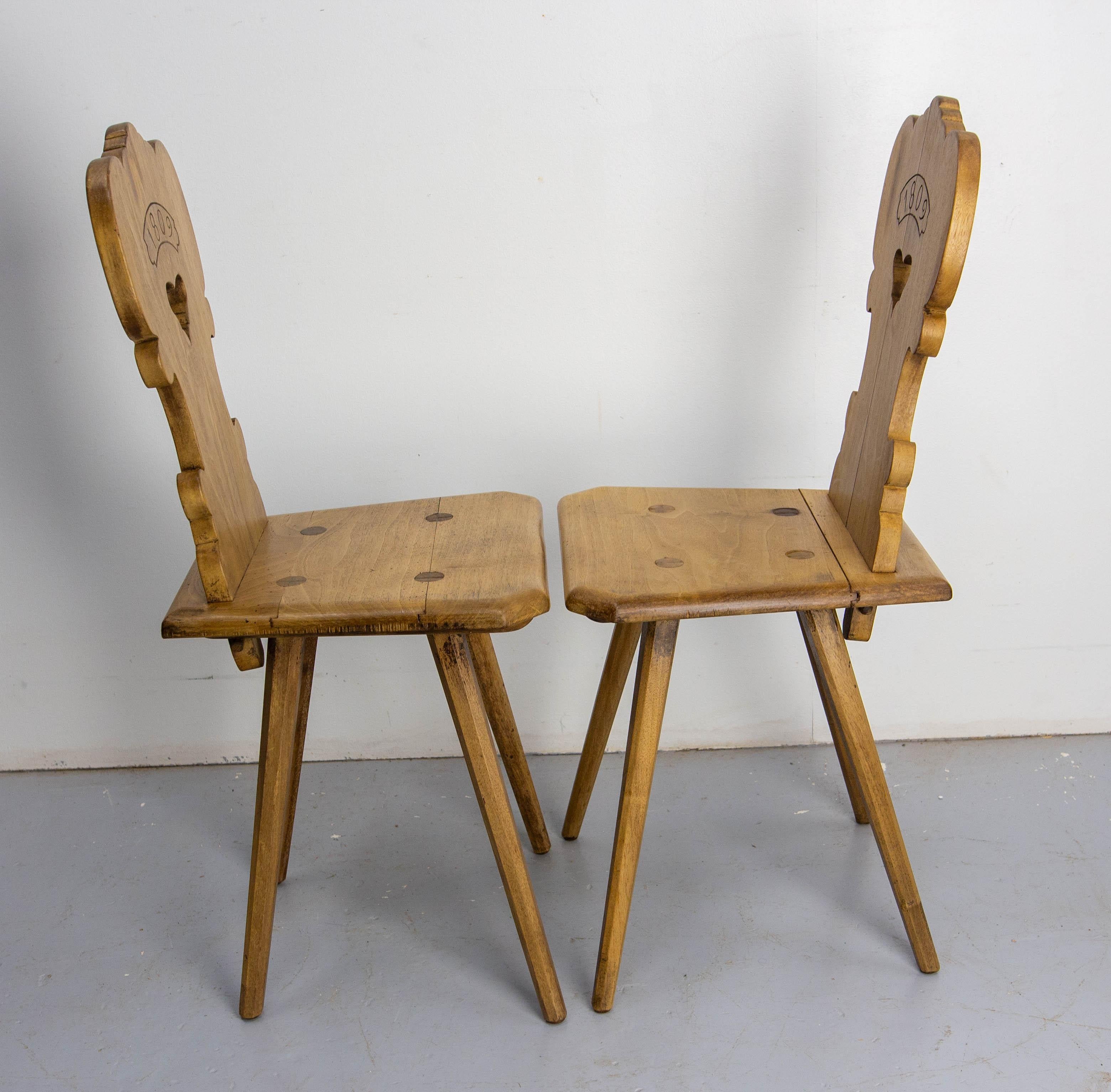 Début du XIXe siècle Paire de chaises d'appoint en peuplier de style Alpes suisses du 19ème siècle en vente