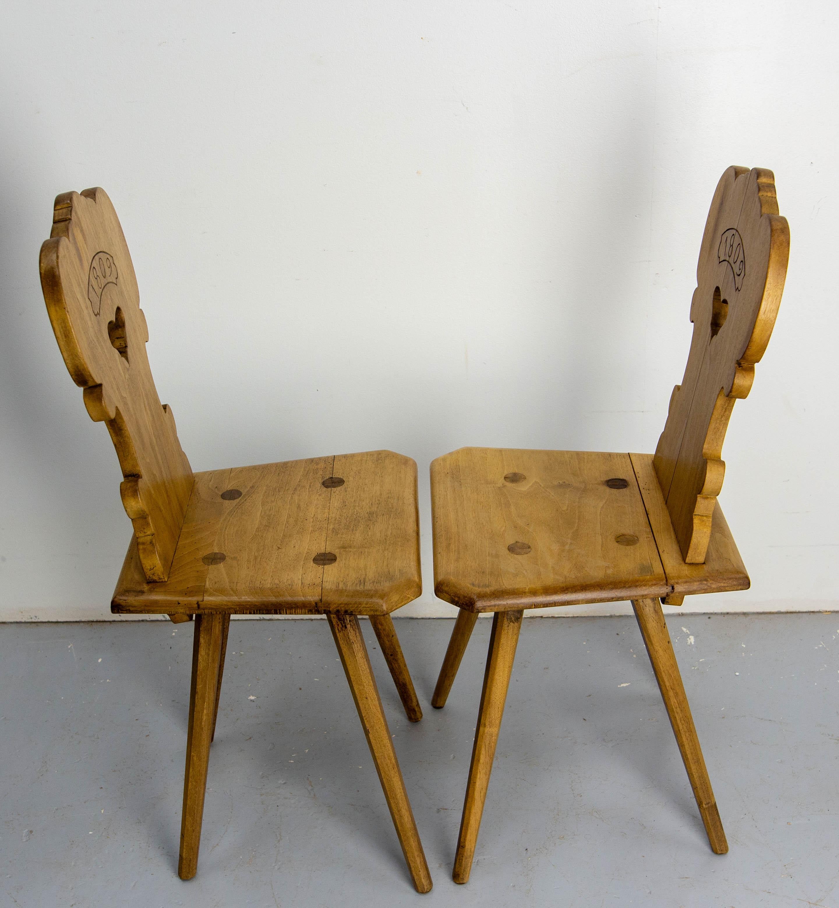 Peuplier Paire de chaises d'appoint en peuplier de style Alpes suisses du 19ème siècle en vente