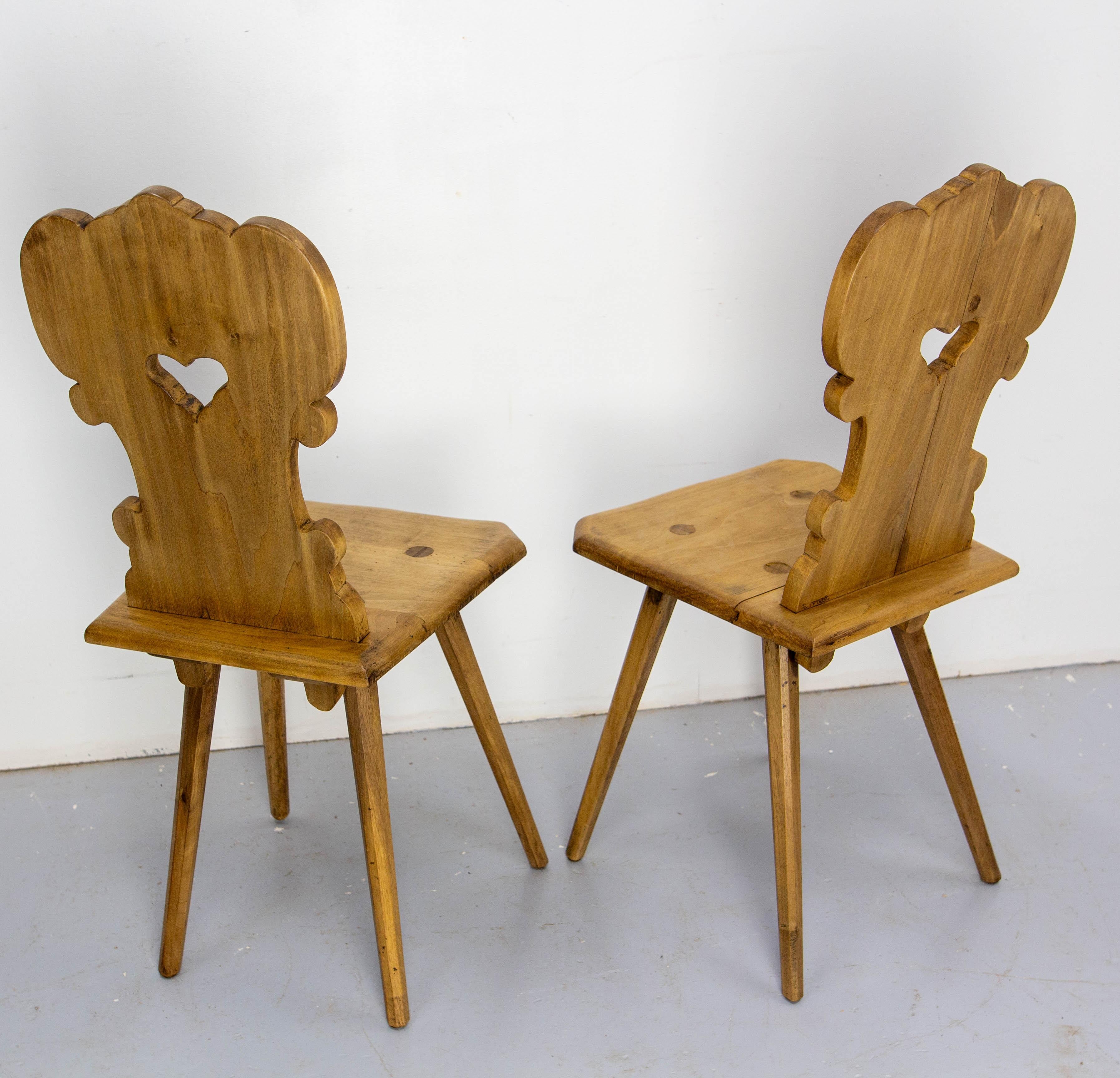 Paire de chaises d'appoint en peuplier de style Alpes suisses du 19ème siècle en vente 1