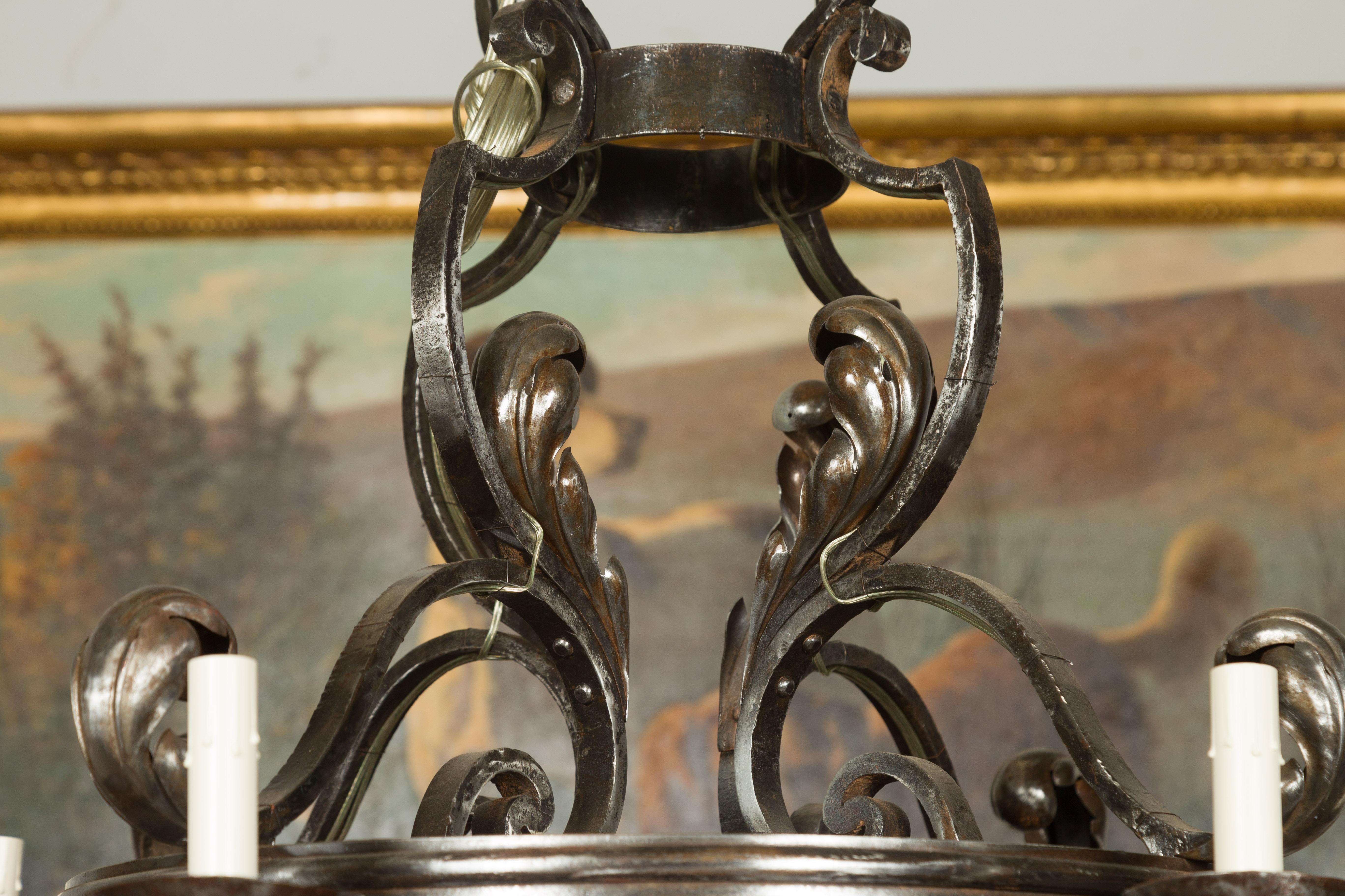 Französischer Ring-Kronleuchter aus poliertem Stahl mit acht hellen Akanthusblättern, Mitte des Jahrhunderts im Angebot 11