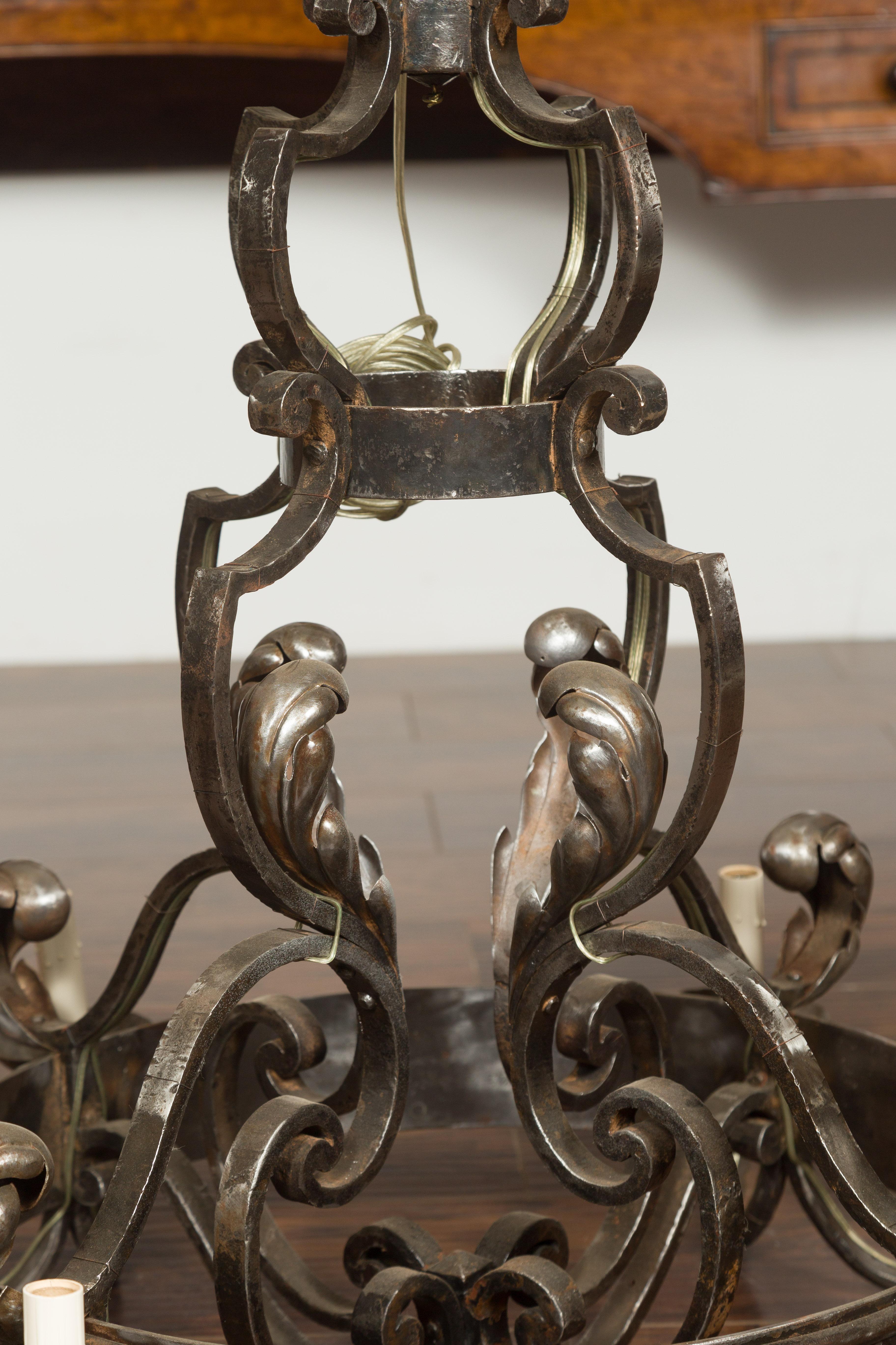 Französischer Ring-Kronleuchter aus poliertem Stahl mit acht hellen Akanthusblättern, Mitte des Jahrhunderts (Poliert) im Angebot