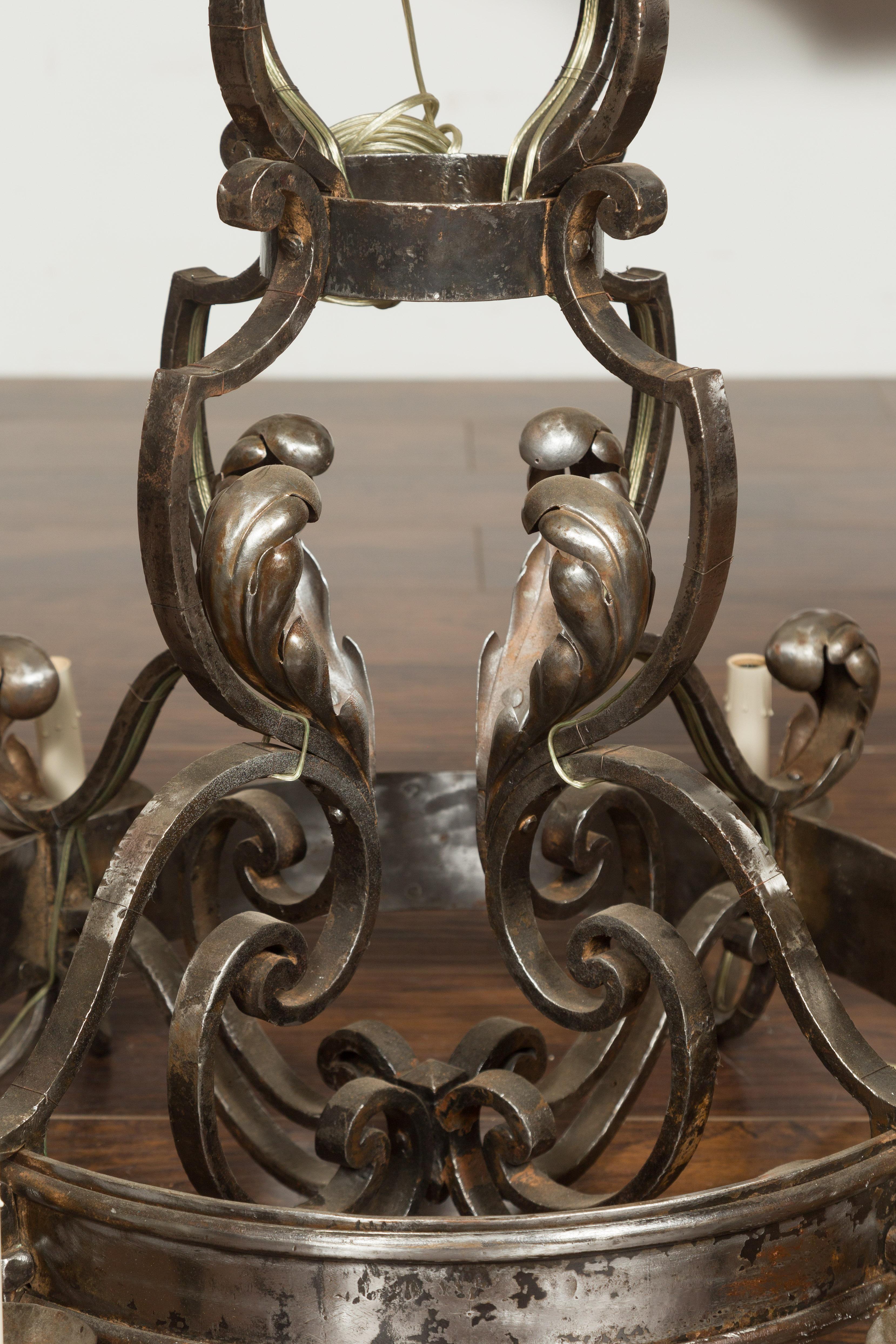 Französischer Ring-Kronleuchter aus poliertem Stahl mit acht hellen Akanthusblättern, Mitte des Jahrhunderts im Angebot 2