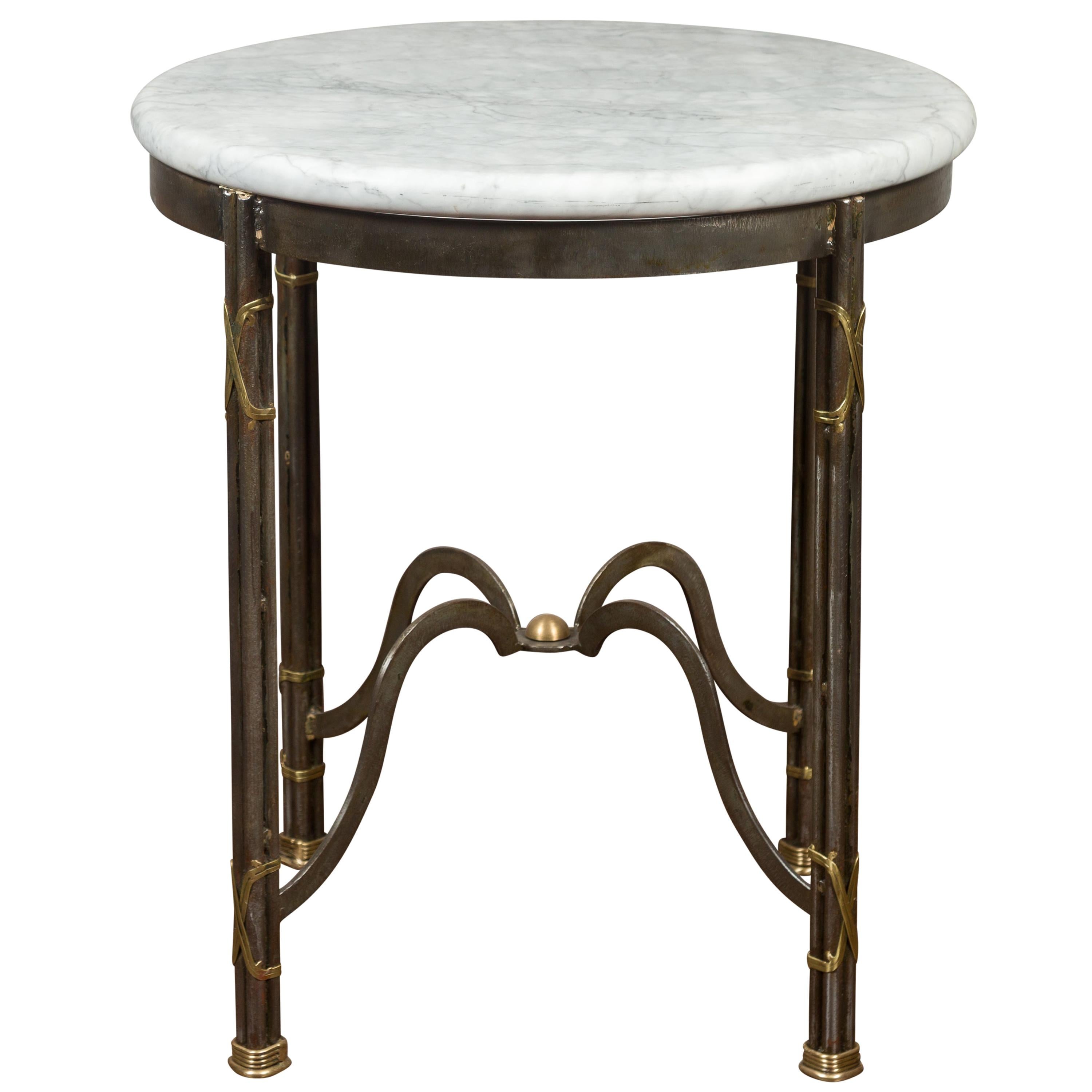 Table d'appoint française du milieu du siècle dernier en acier poli avec plateau rond en marbre blanc