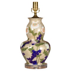 Lampe de table à bulbe en porcelaine du milieu du siècle avec décor floral sur base en lucite
