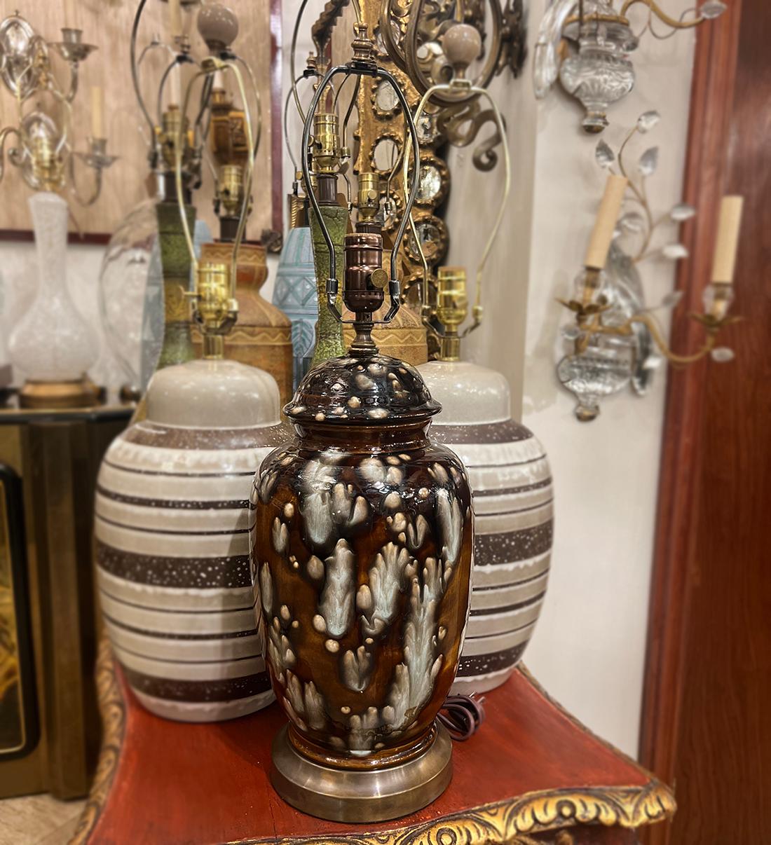 Lámpara de porcelana francesa de mediados de siglo en Bueno estado para la venta en New York, NY