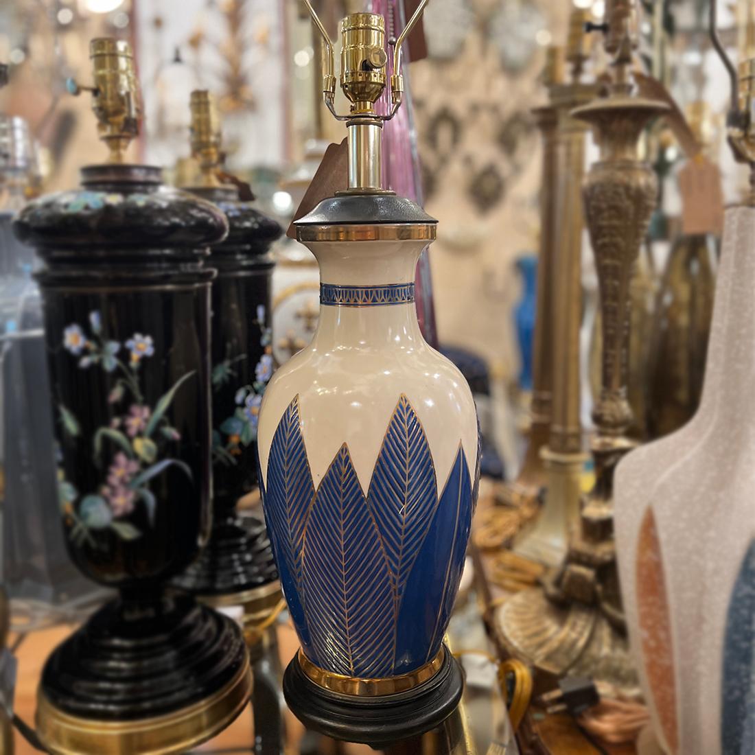 Lampe de Table en Porcelaine Française du Milieu du Siècle en vente 1