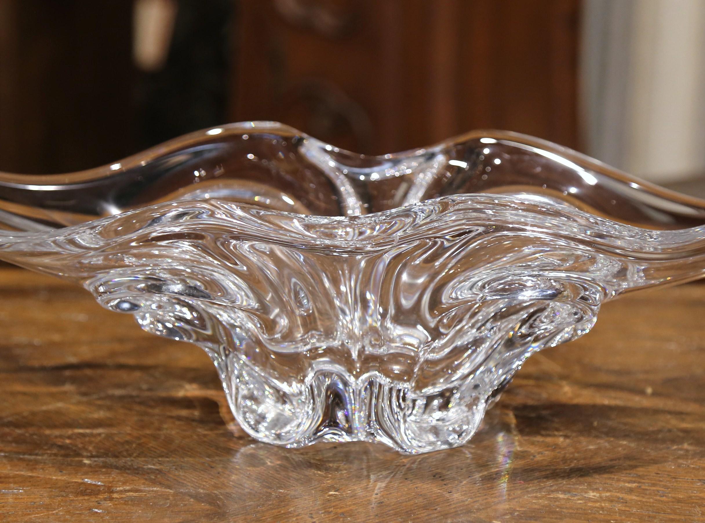Diese elegante, mundgeblasene Glasvase wurde um 1950 in Frankreich hergestellt. Das große Vintage-Stück zeichnet sich durch eine gezogene Federtechnik mit einem verschlungenen, länglichen Muster aus. Das große, traditionelle Mittelstück ist in