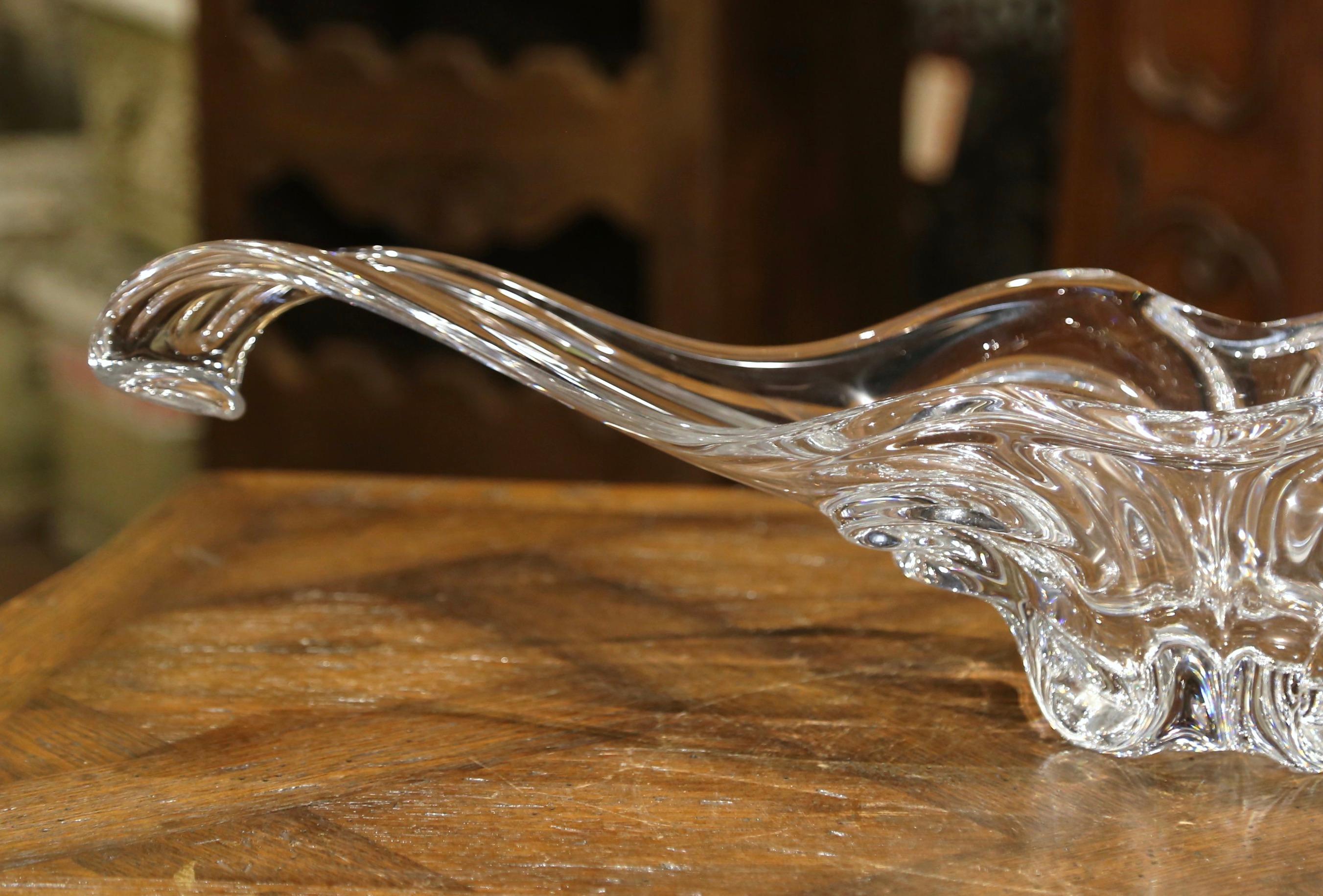 Art déco Vase central en verre soufflé transparent à plumes, style français du milieu du siècle. en vente