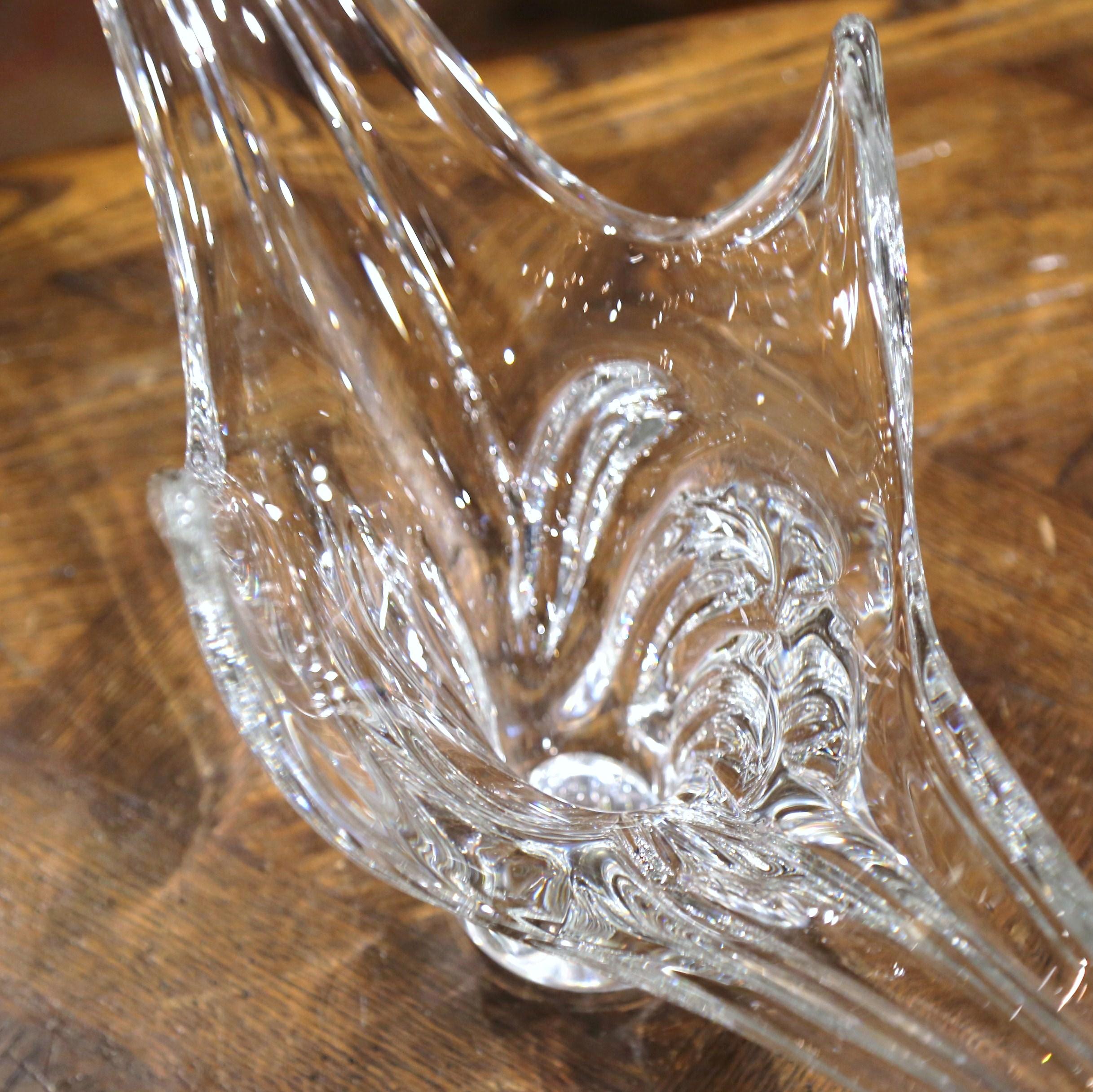 Midcentury French Gezogene gefiederte geblasenes Klarglas Center Vase (Art déco) im Angebot