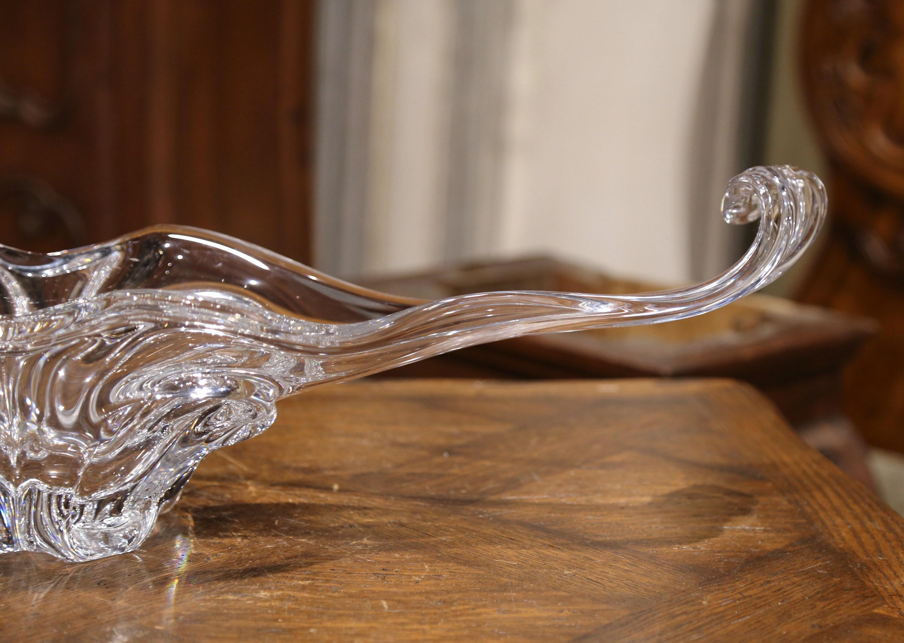 Français Vase central en verre soufflé transparent à plumes, style français du milieu du siècle. en vente