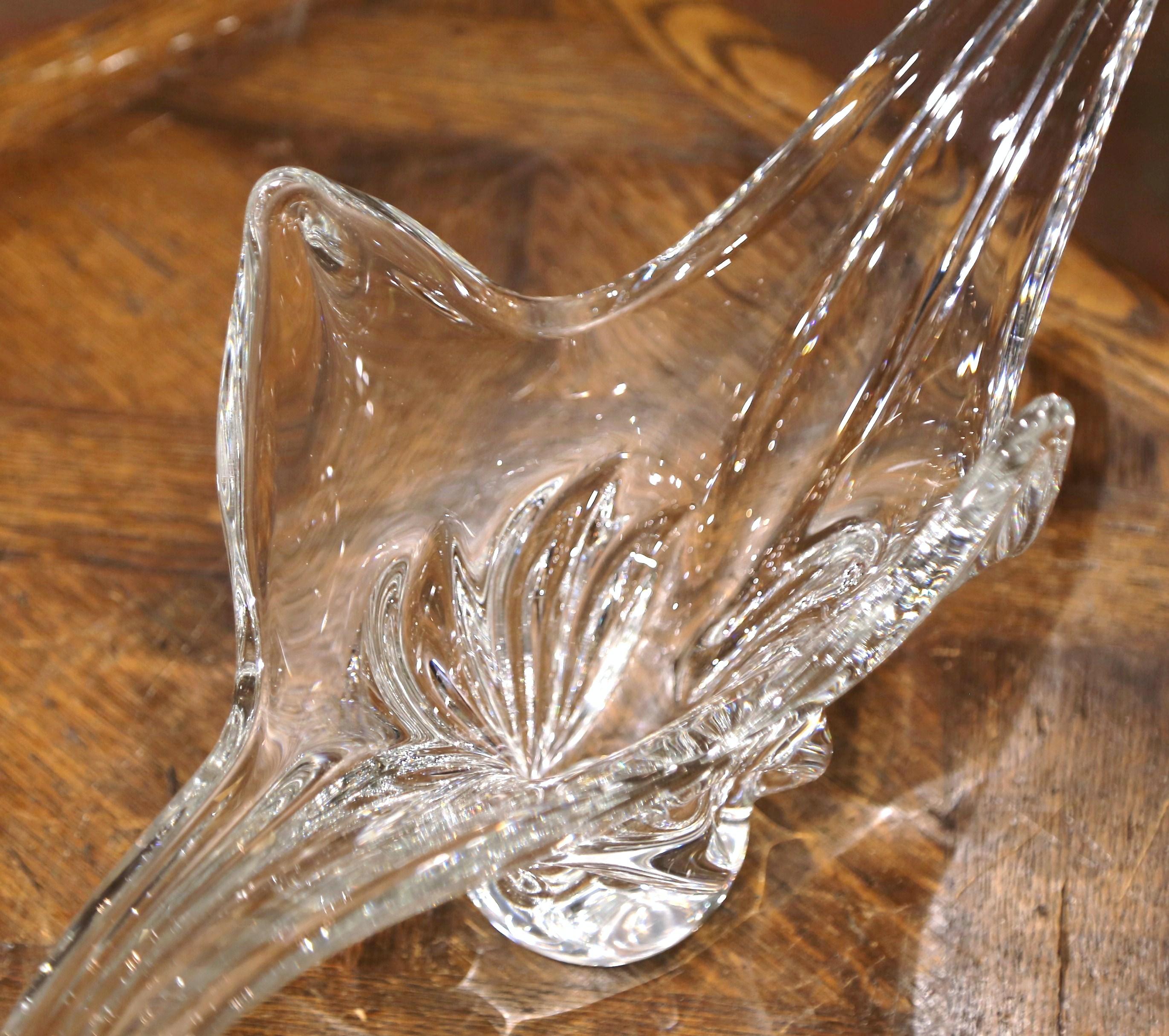 Hand-Crafted Midcentury French Pulled Feathered Blown Clear Glass Center Vase For Sale